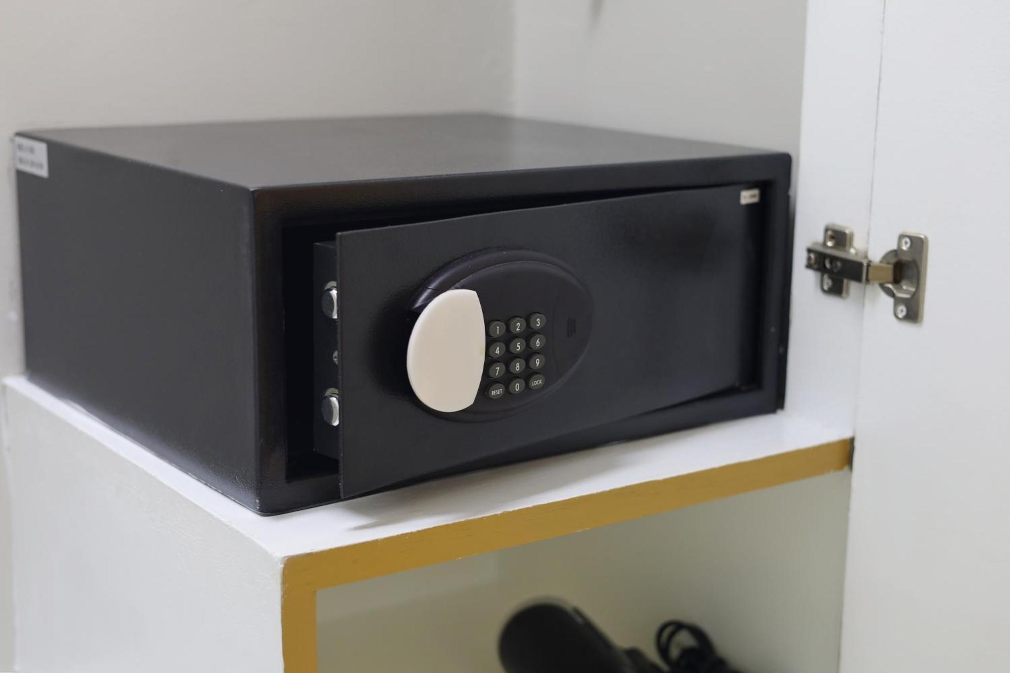 Deluxe Urban Pool Access [King]