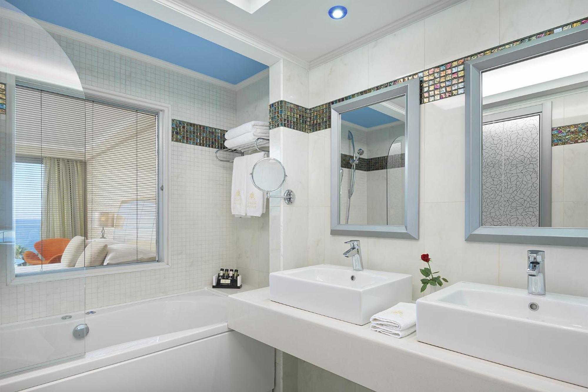 Deluxe Tweepersoonskamer met Zijdelings Uitzicht op Zee (2-3 Personen)