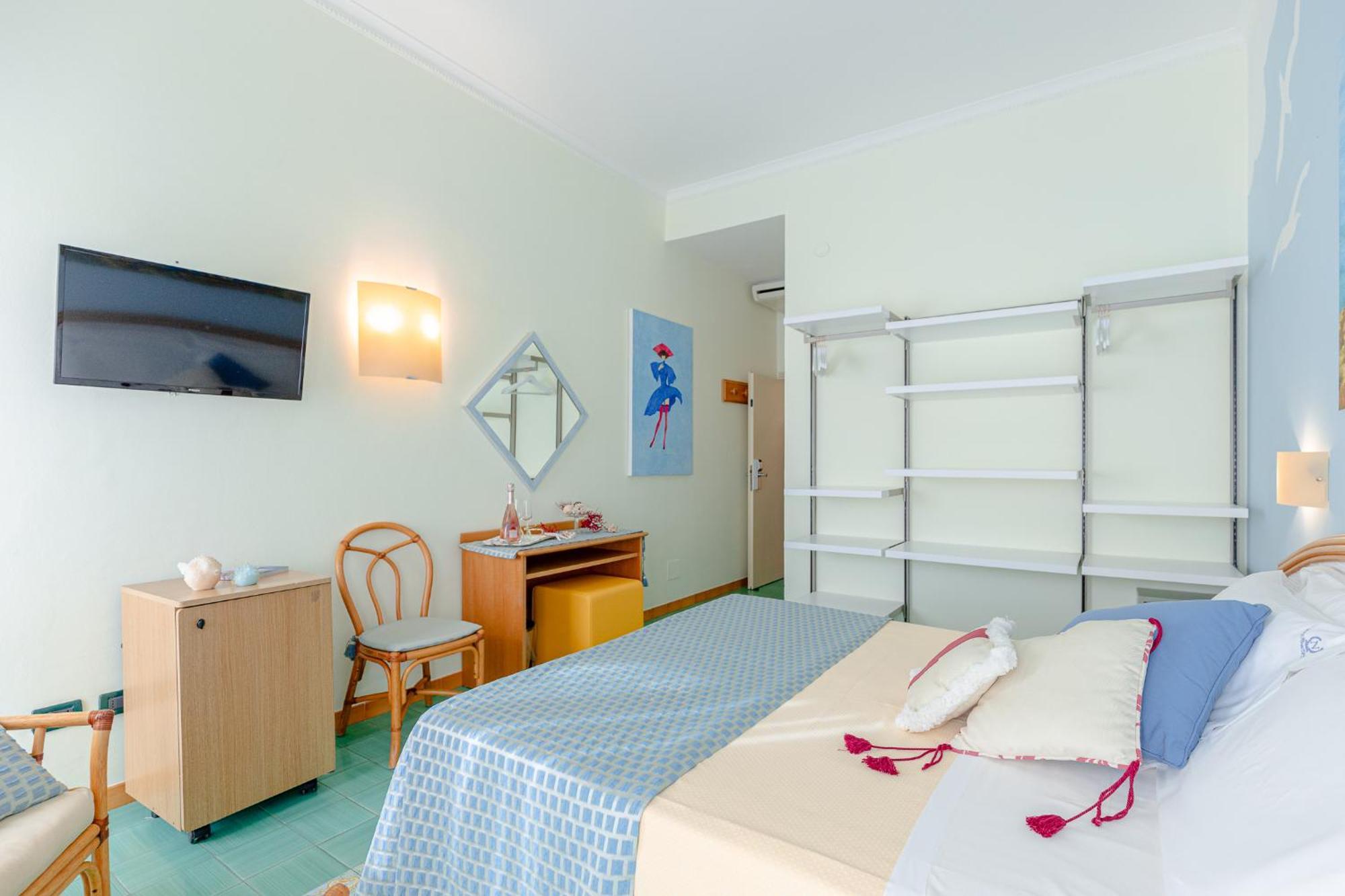 Tweepersoonskamer met Balkon en Uitzicht op Zee
