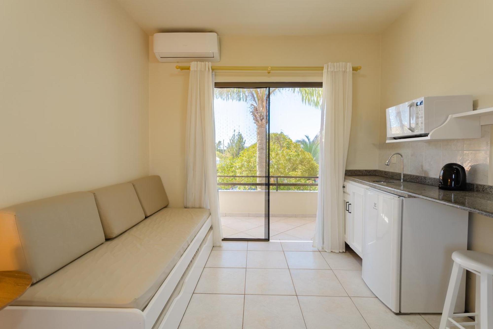 Habitación con cama extragrande.