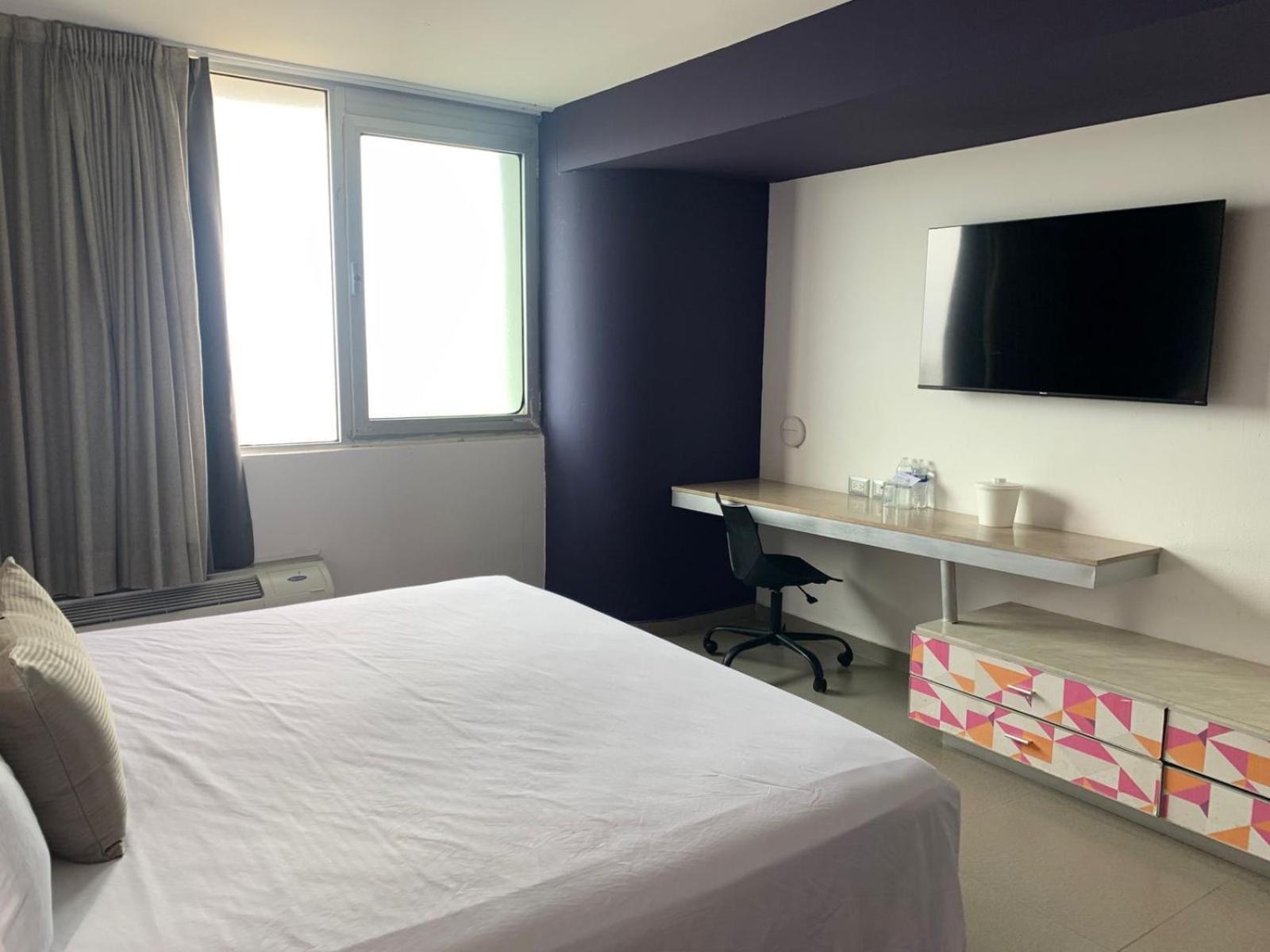Habitación con cama grande y vistas al mar