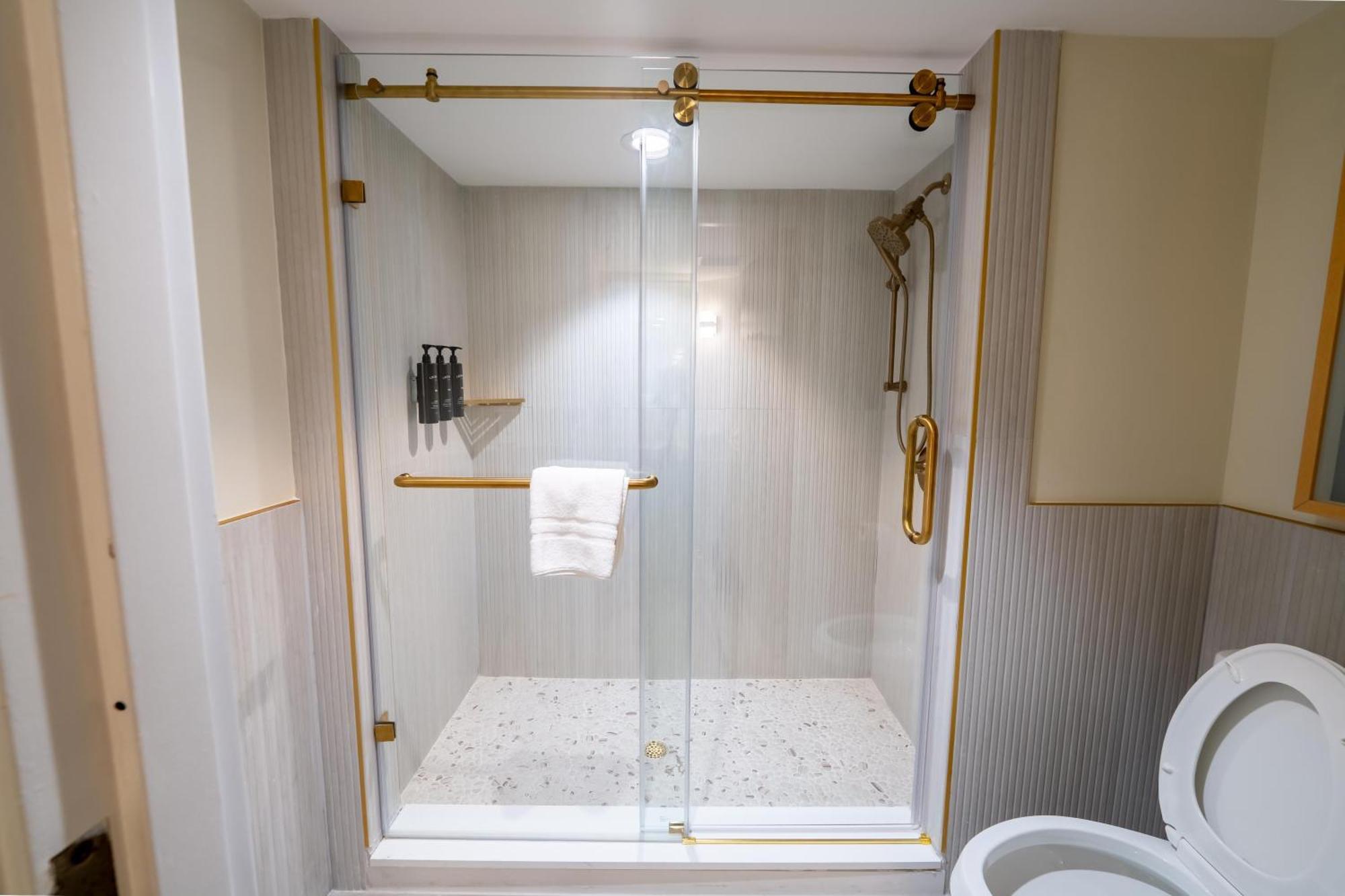 Suite de 1 dormitorio con balcón y vistas parciales al océano - 1 cama extragrande