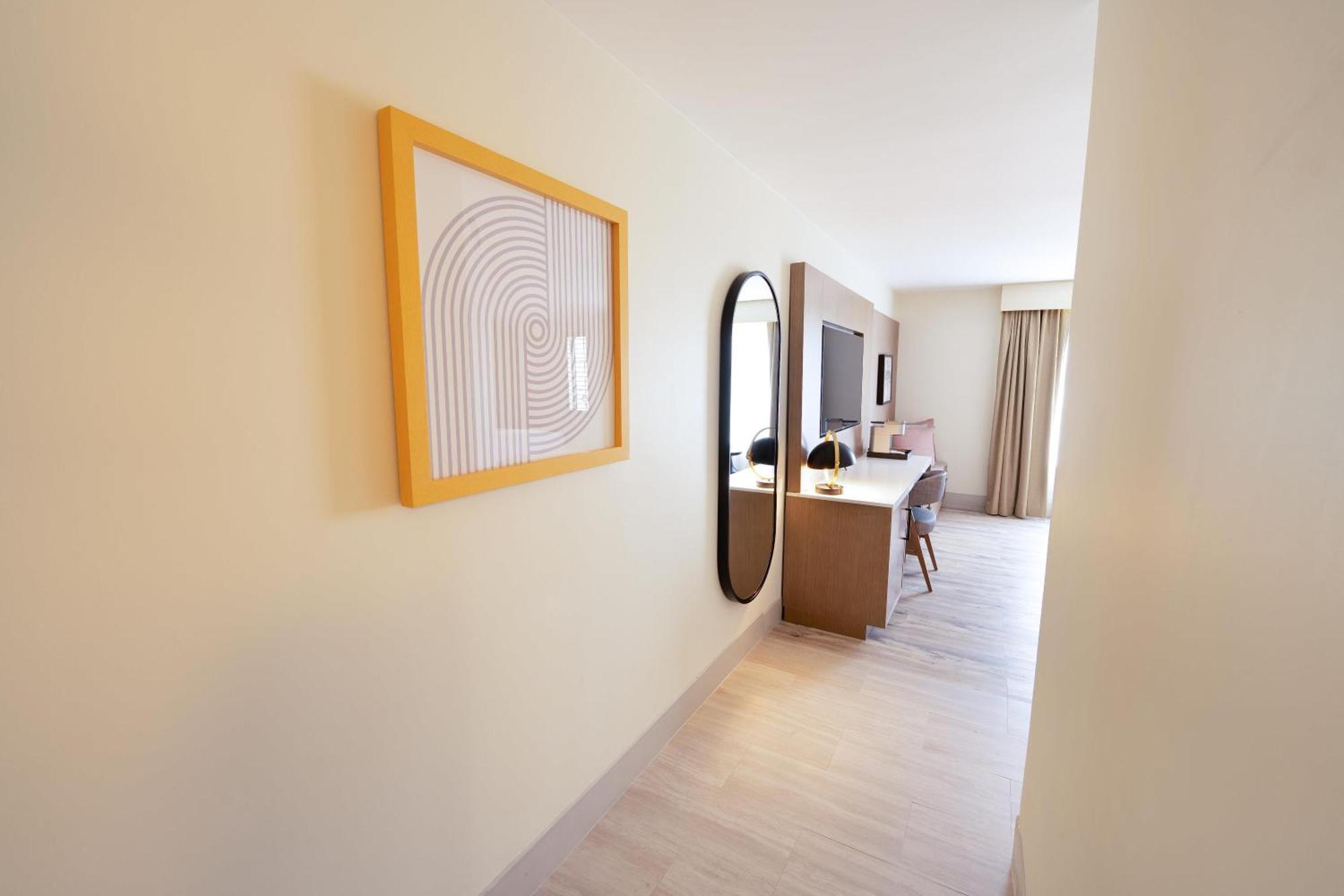 Habitación con cama extragrande y balcón