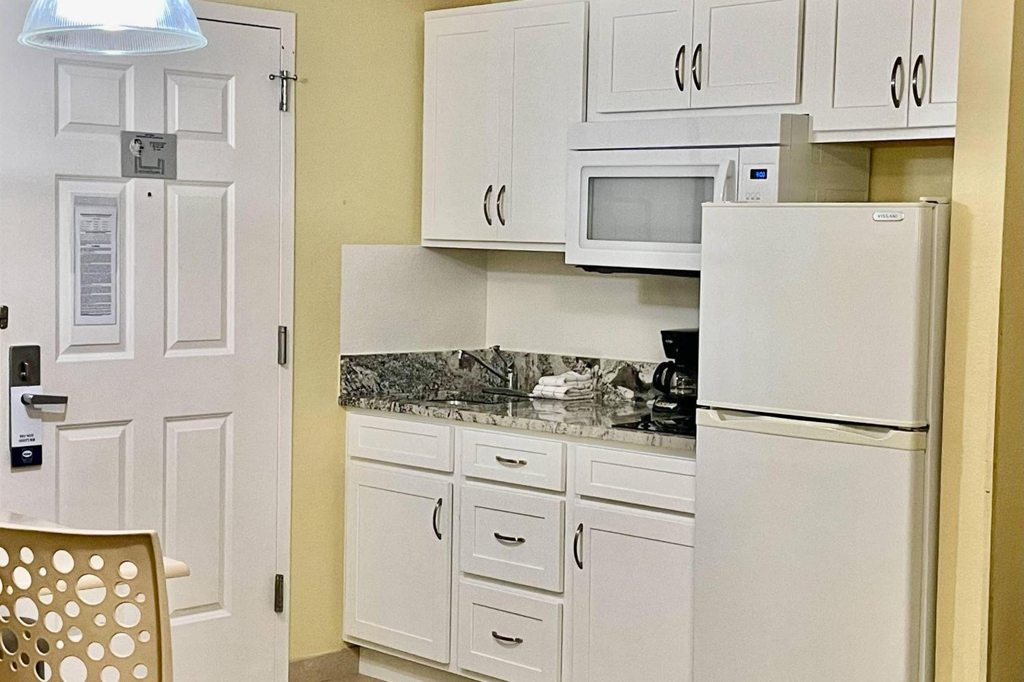 Efficiency King Room - Accessible/Non-Smoking