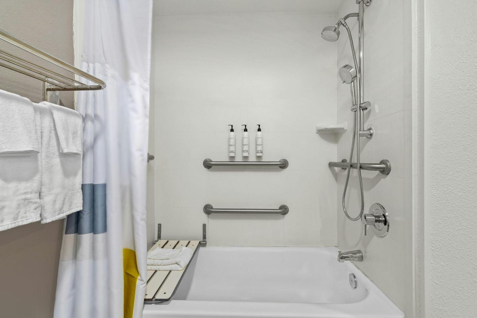 Habitación con cama extragrande.