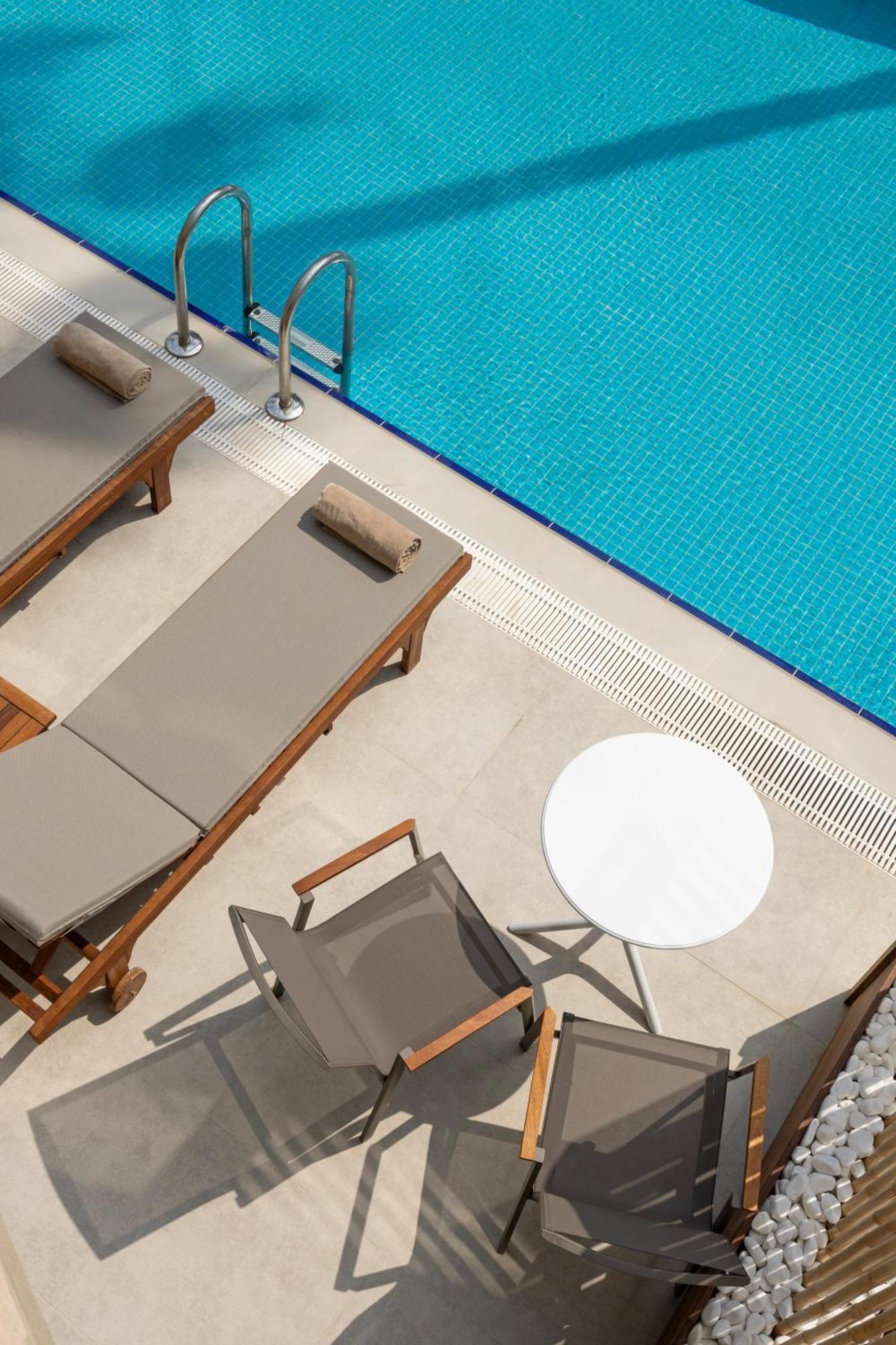 SUPERIOR SWIM-UP ROOM