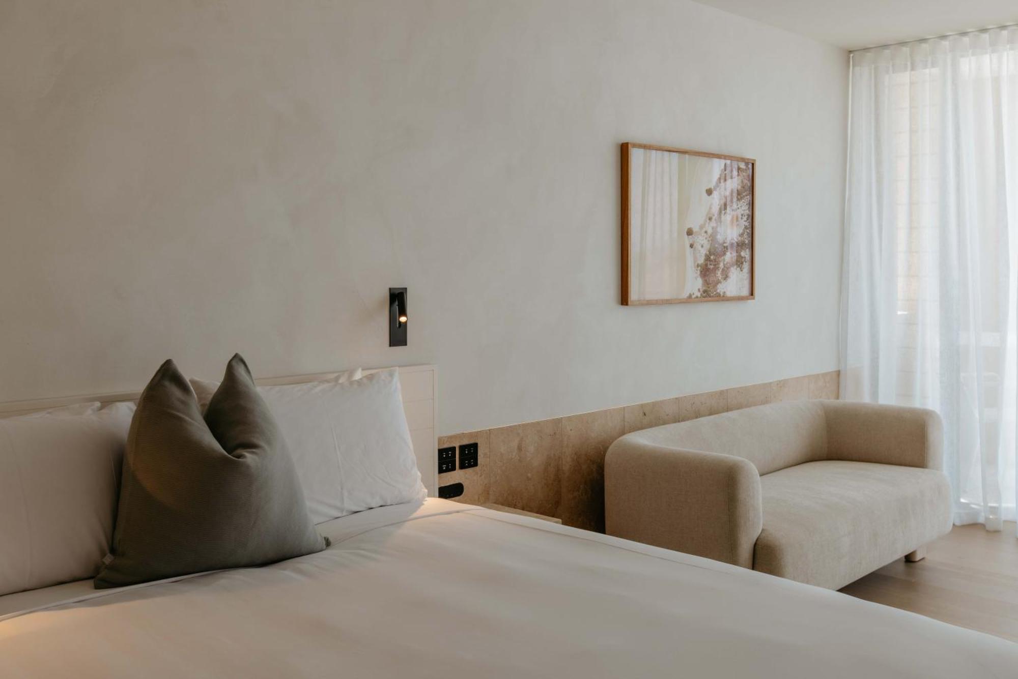 Habitación con cama extragrande y vistas al mar