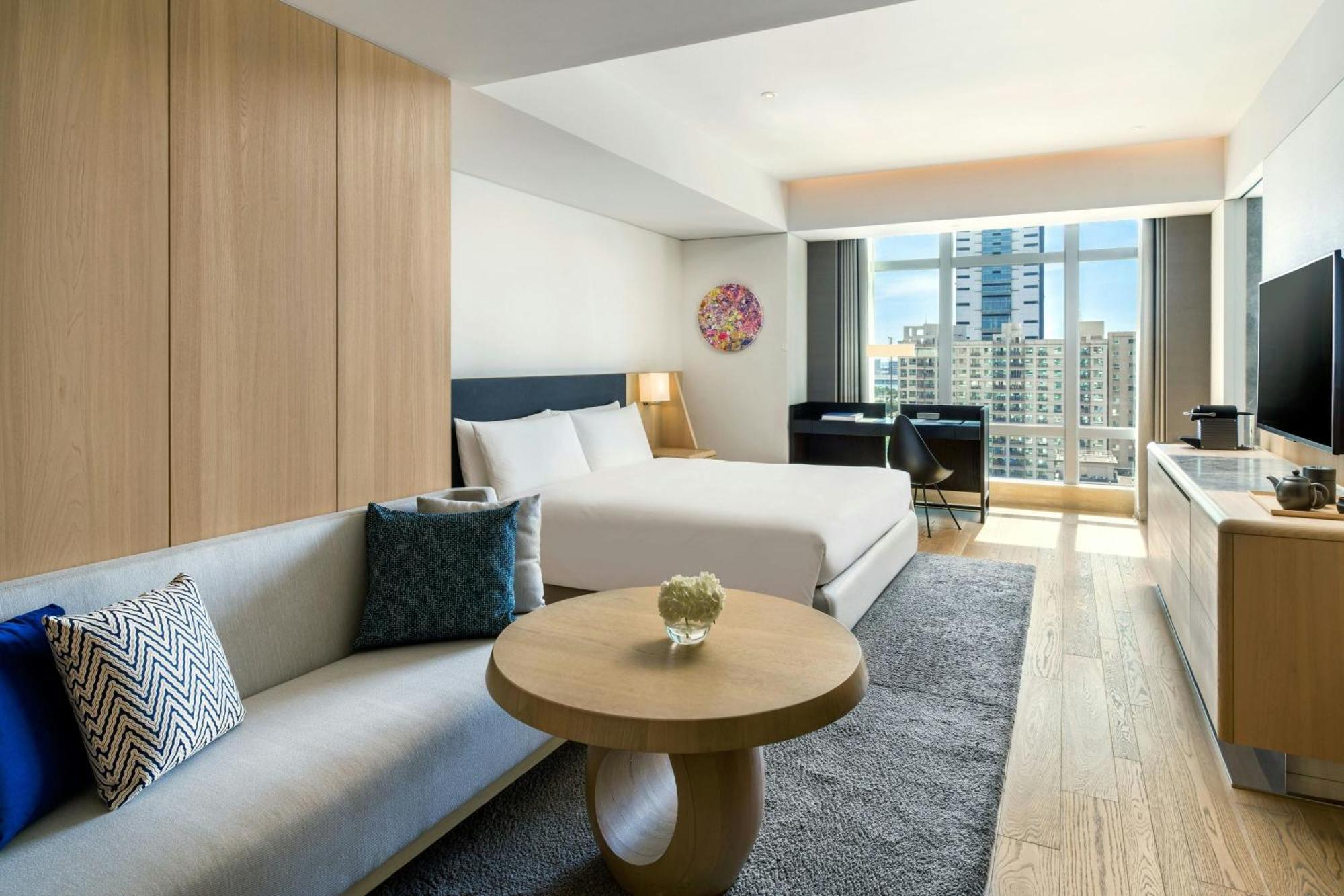 Deluxe King Room City View