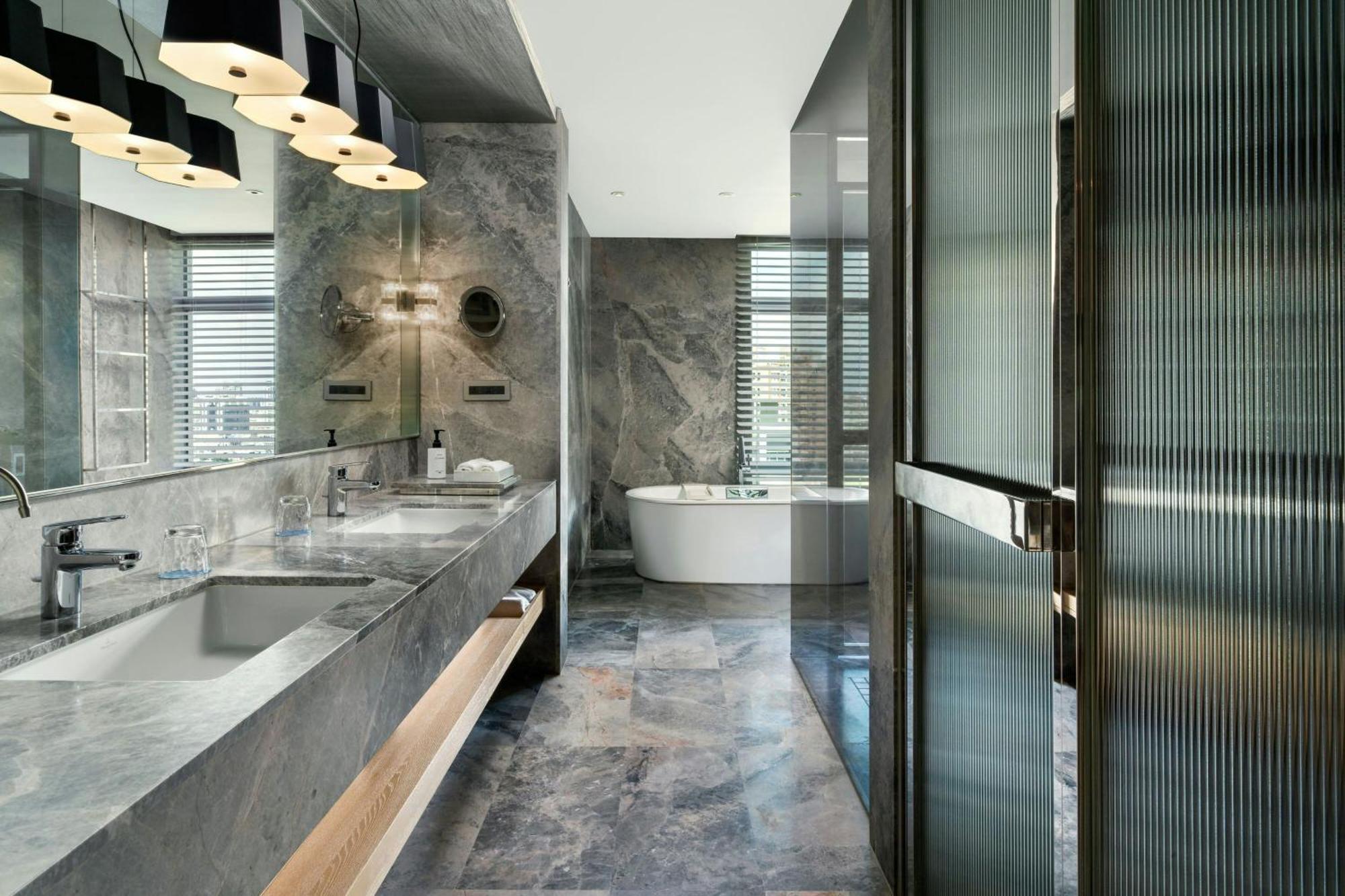 Deluxe King Room City View