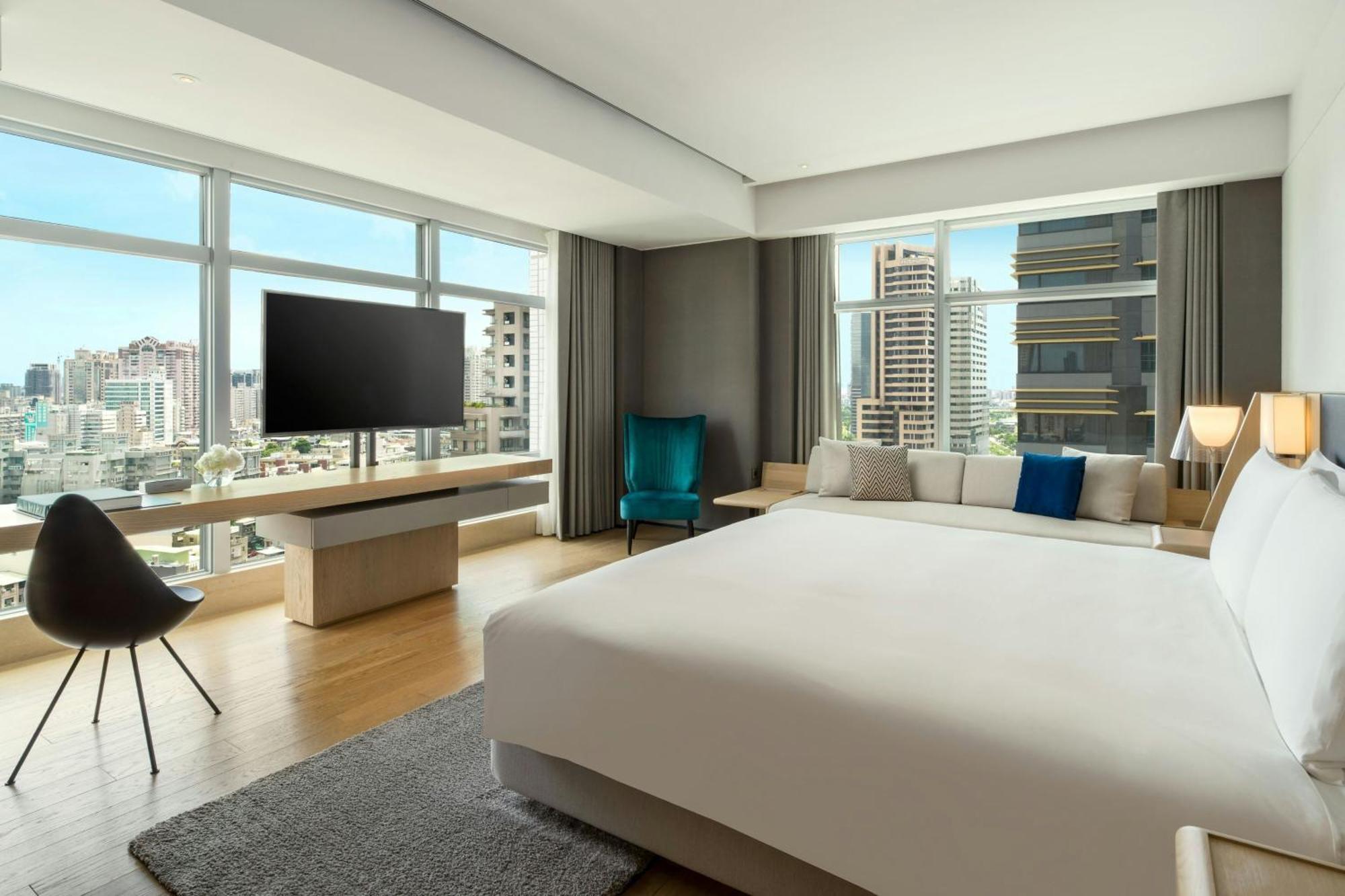 Premier King Room City View