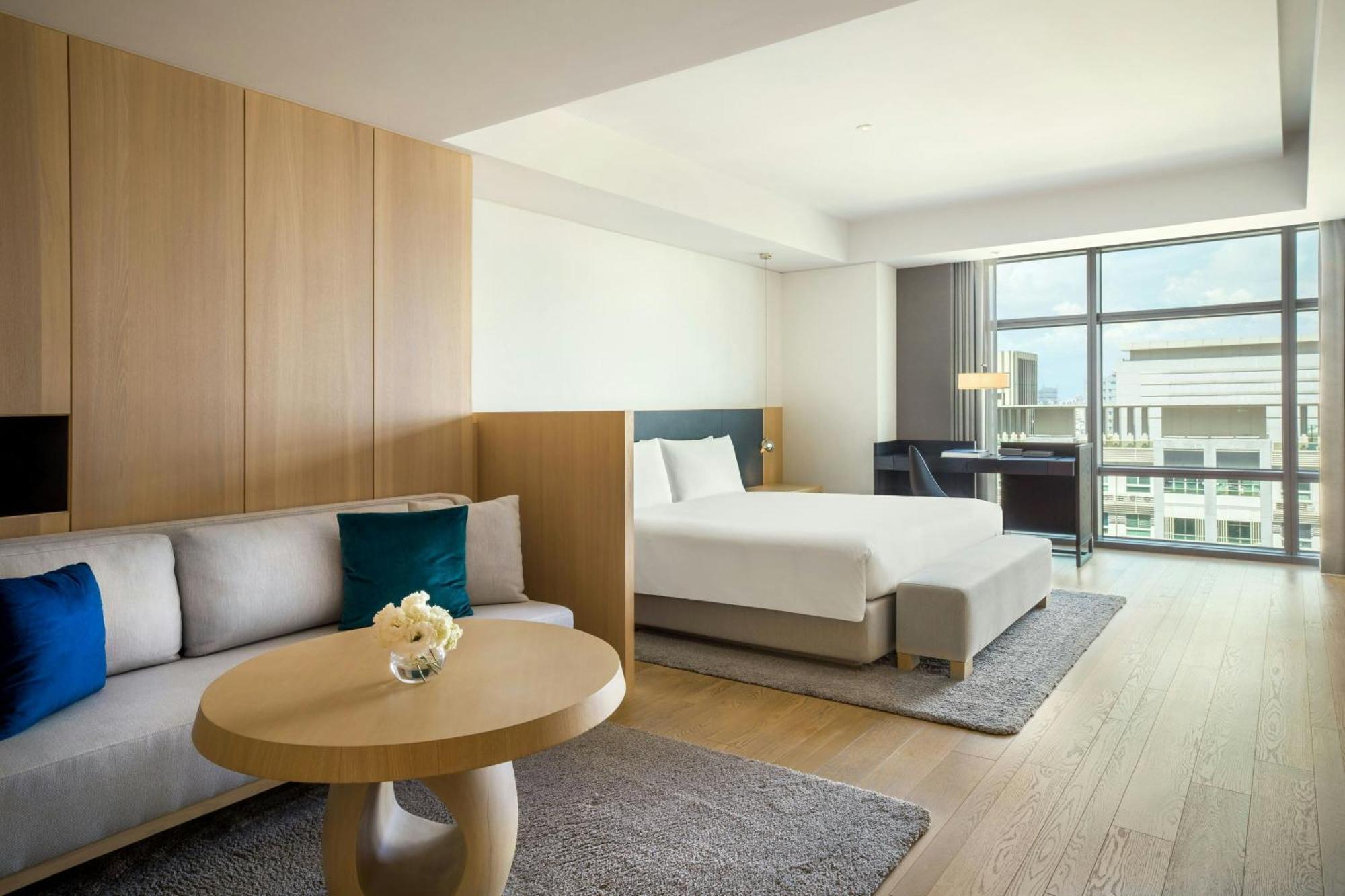 Deluxe King Room City View