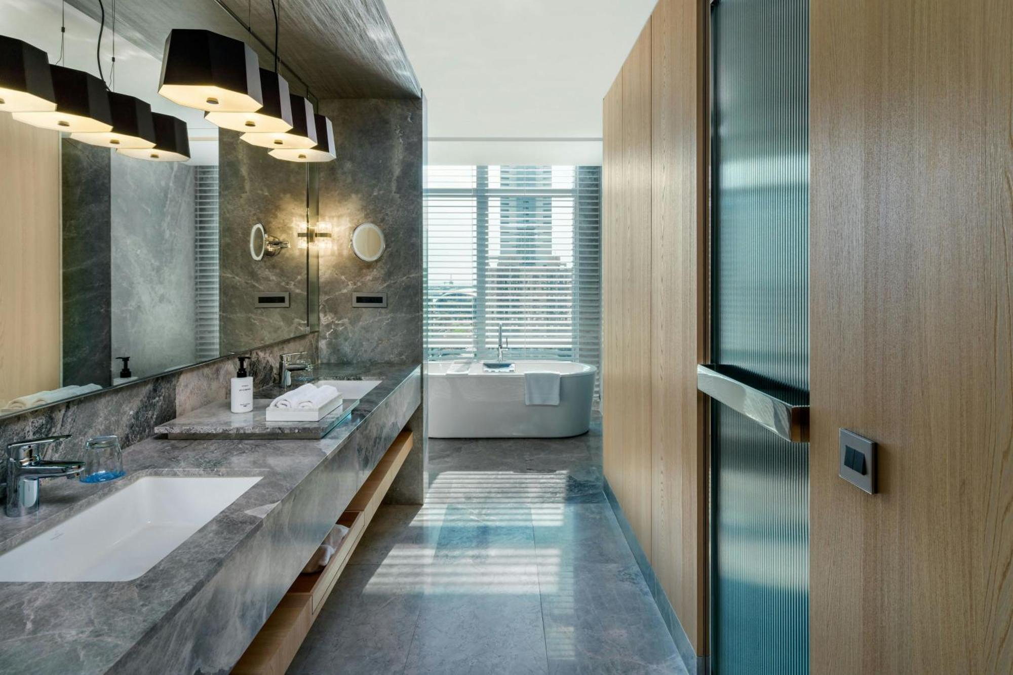 Deluxe King Room City View