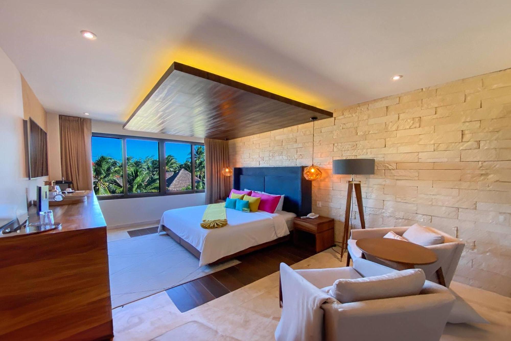 Deluxe King Suite with Ocean View - Non-Smoking