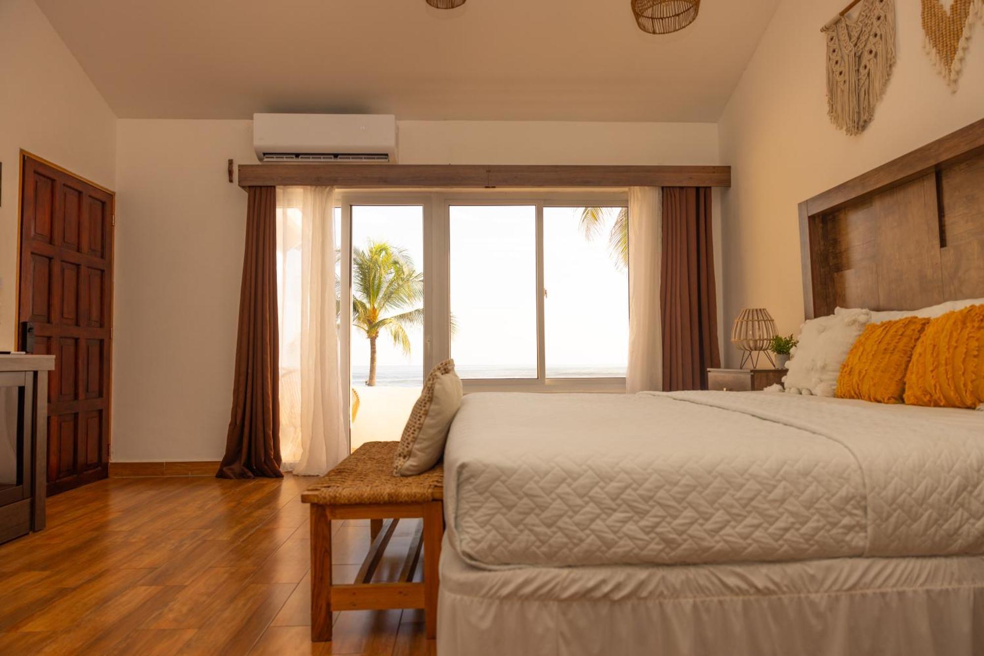 Habitación con cama extragrande y vistas al mar