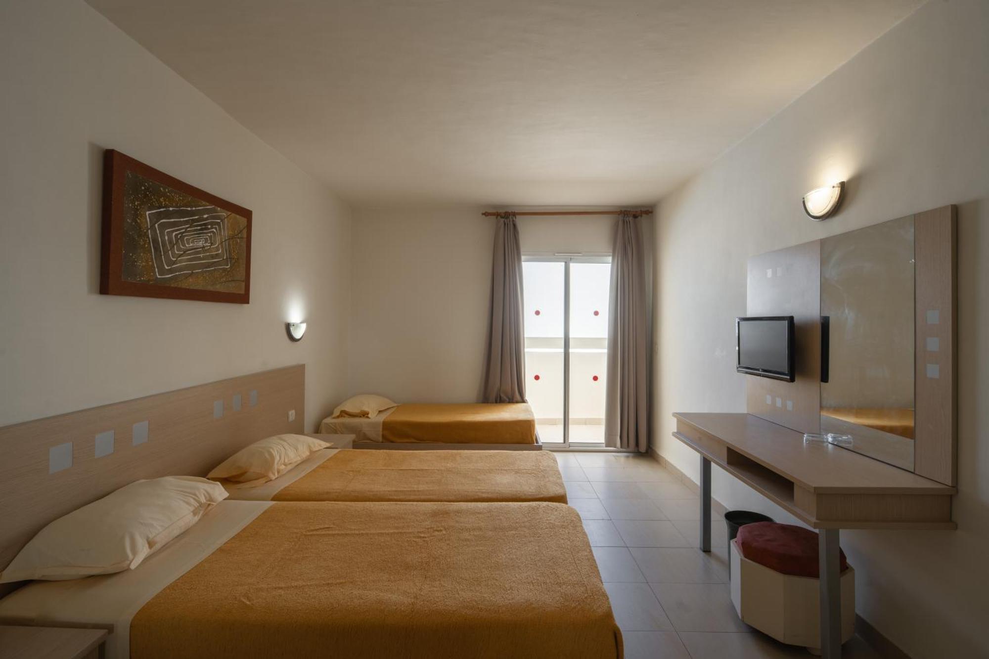 Habitación Triple con vistas al jardín