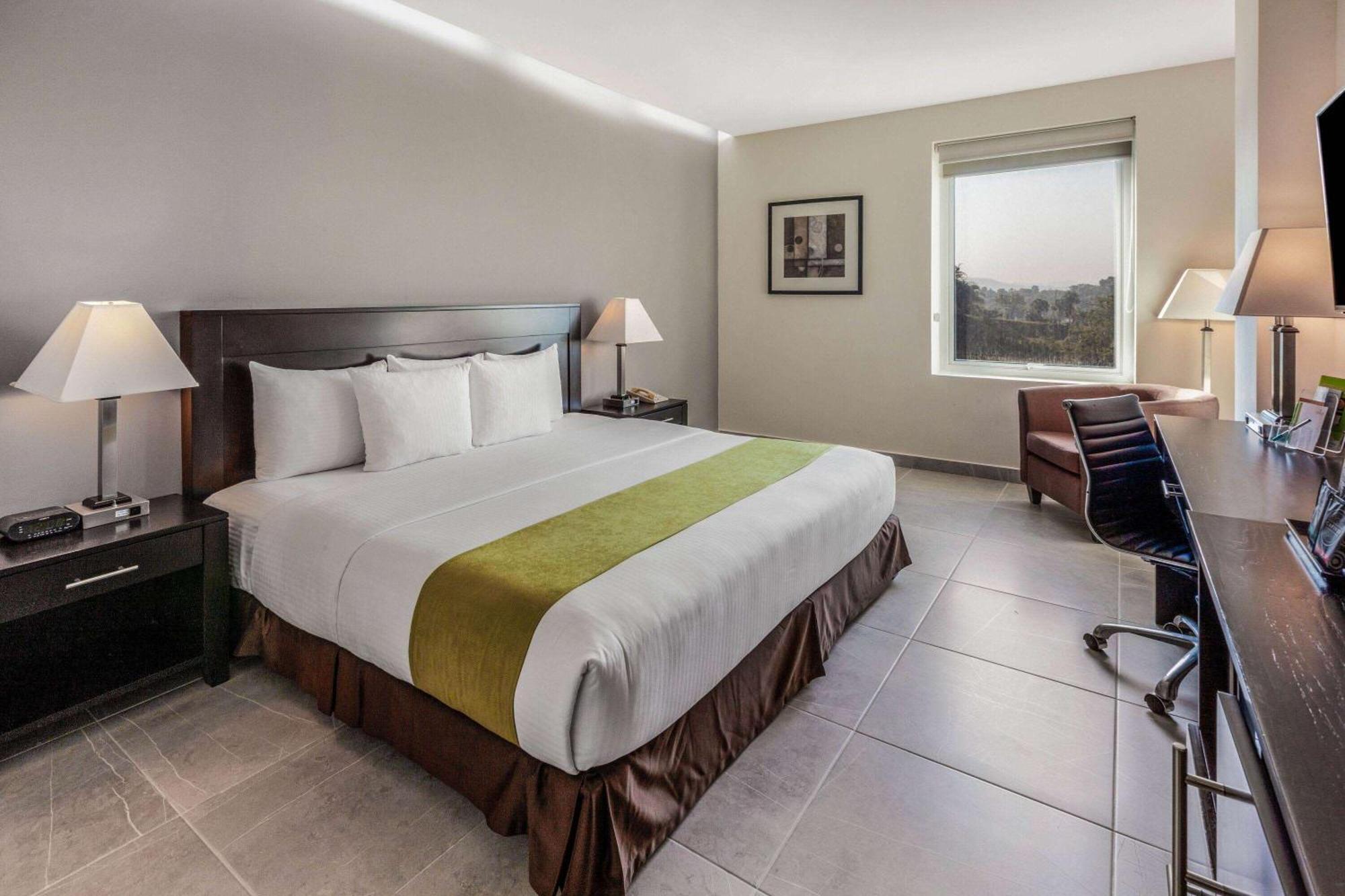 Habitación con cama extragrande.