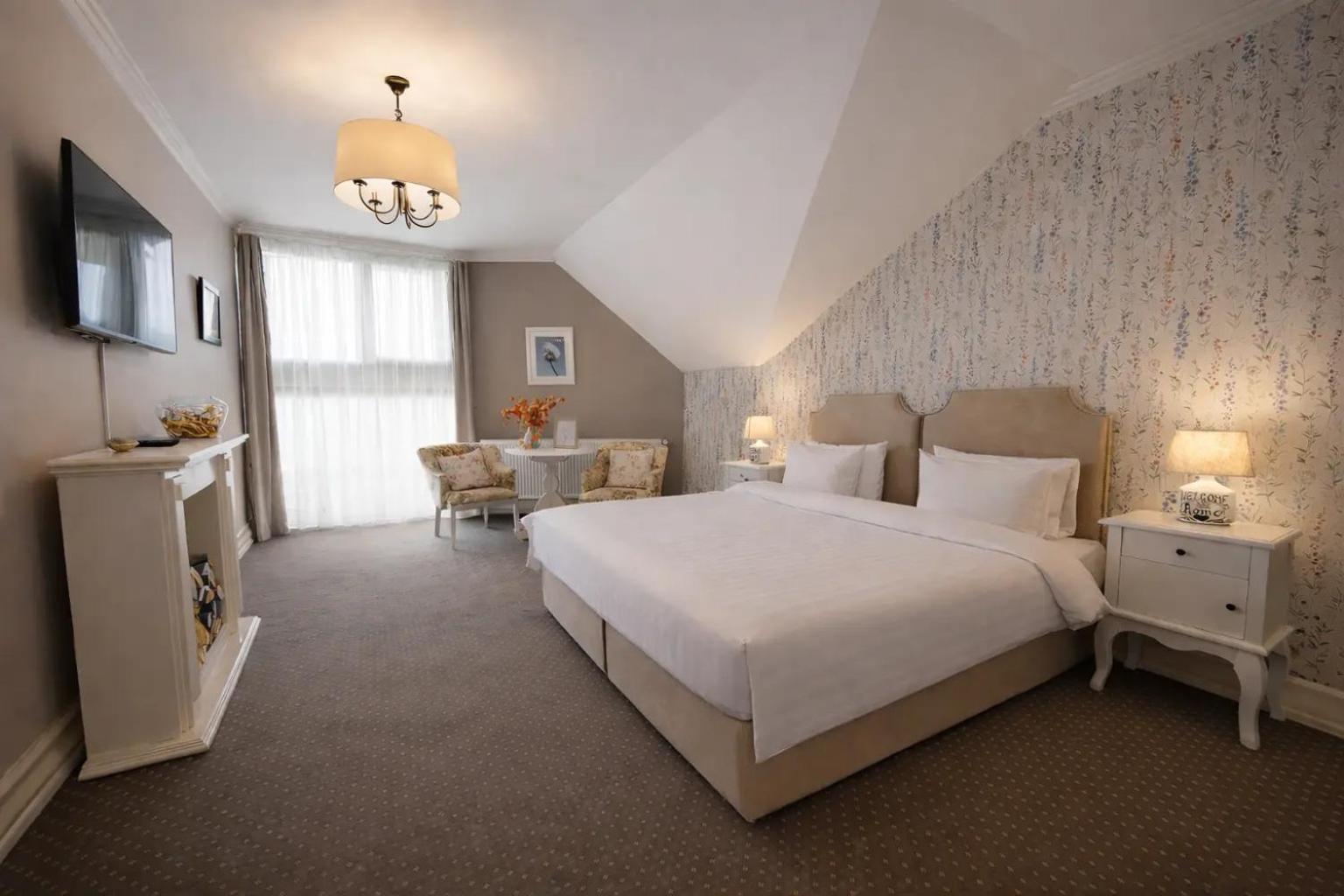Deluxe Double or Twin Room with Mountain View