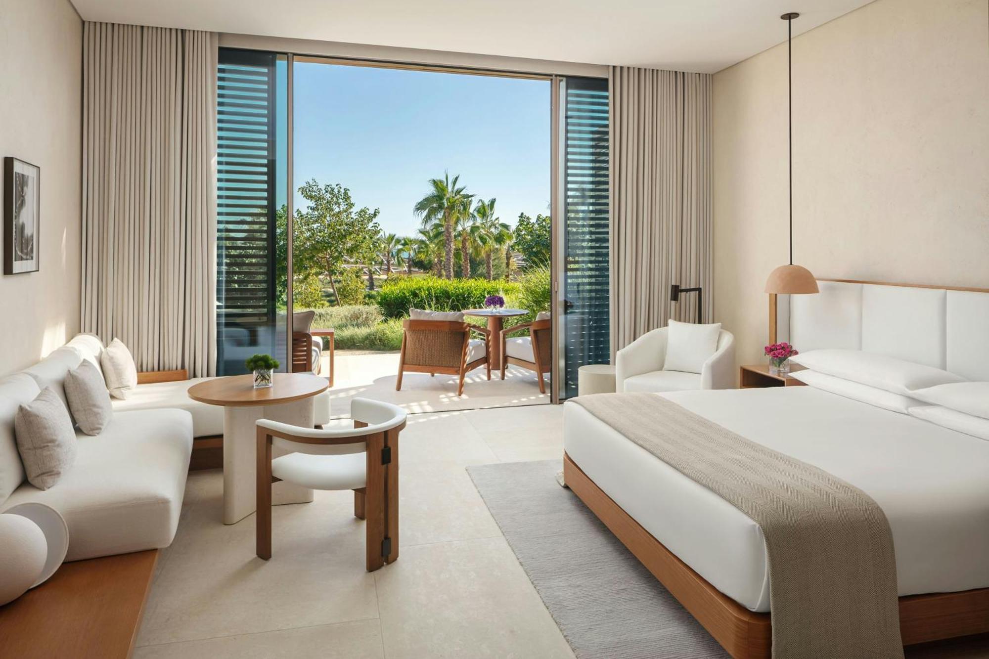 Deluxe King Room with Partial Sea View and Terrace