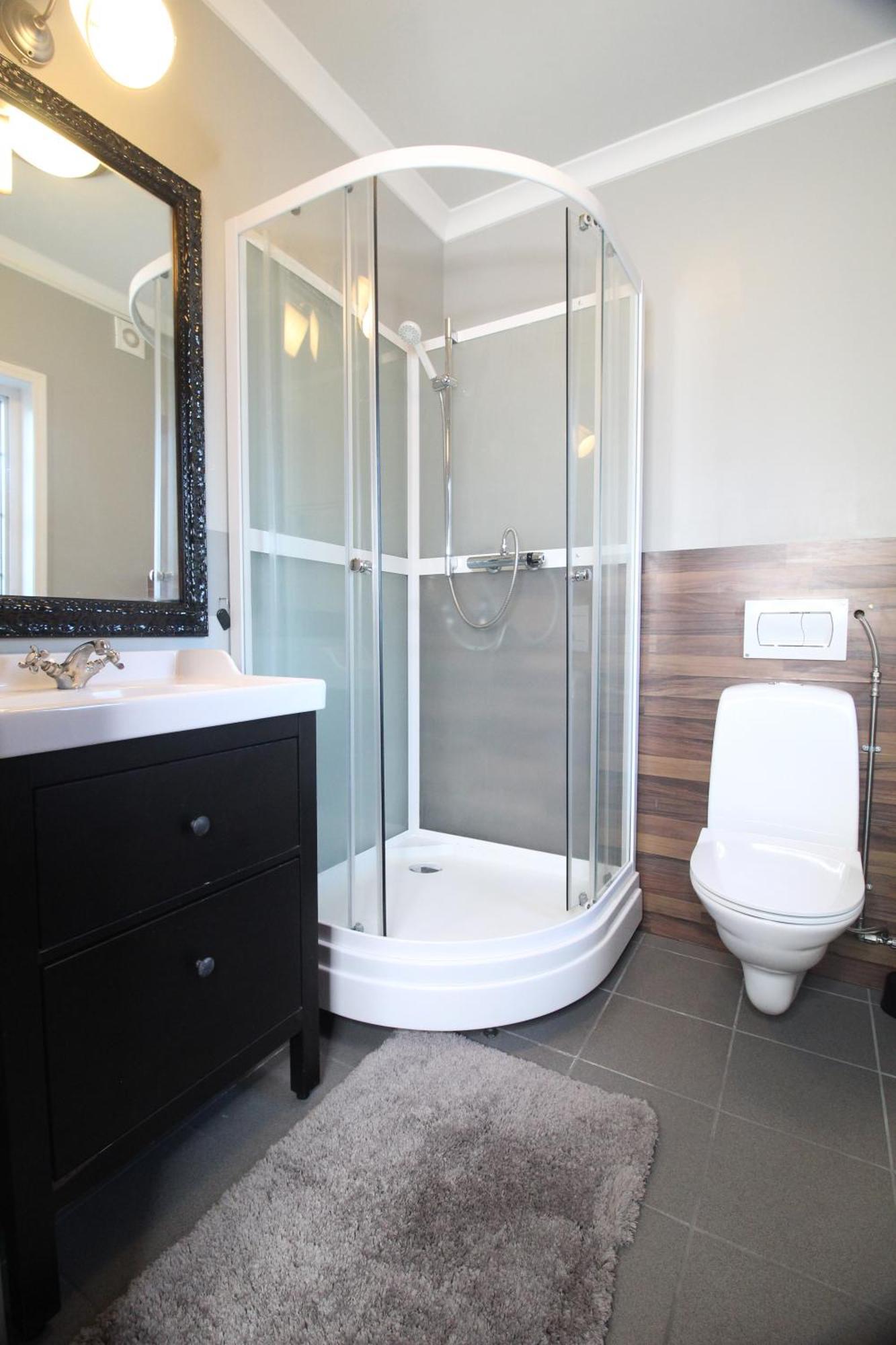 Deluxe Double Room Shower