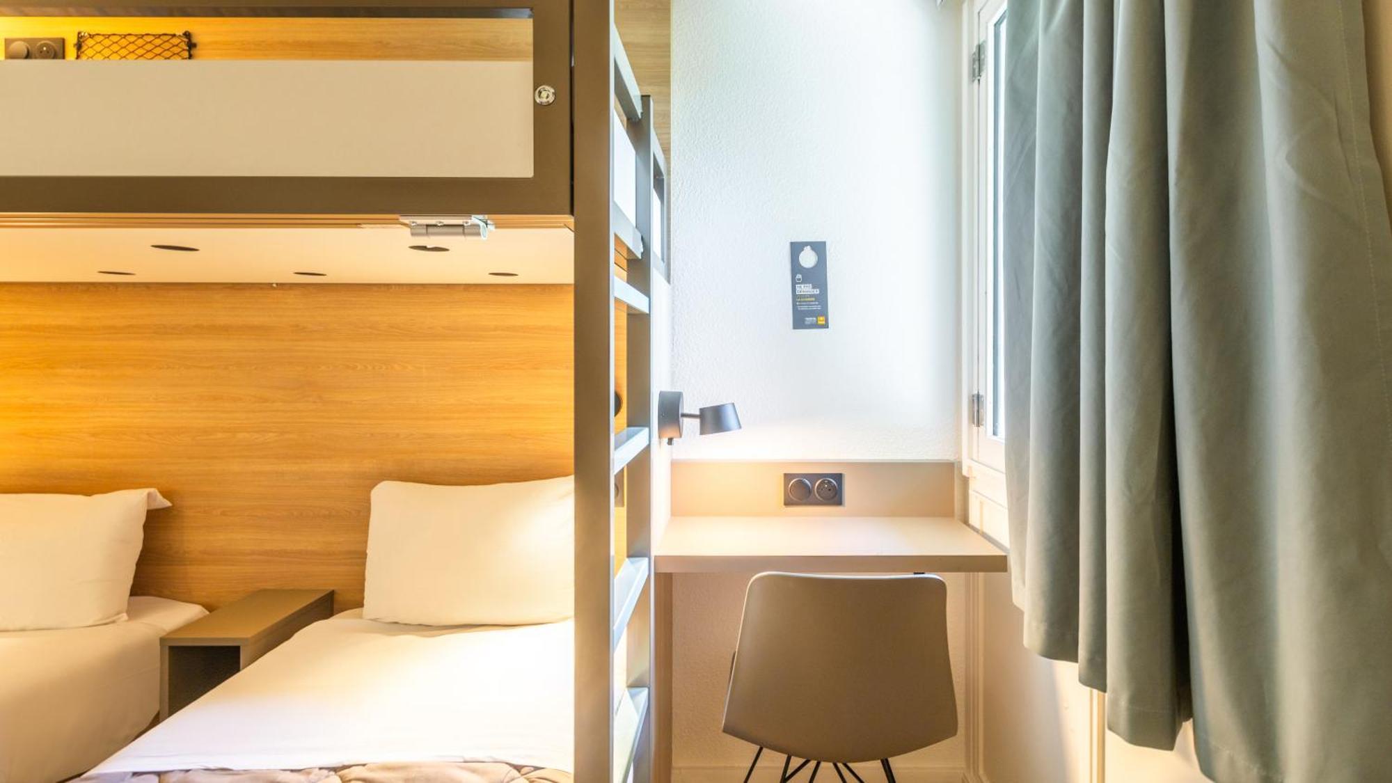 Habitación Estándar con 2 camas individuales y 1 litera
