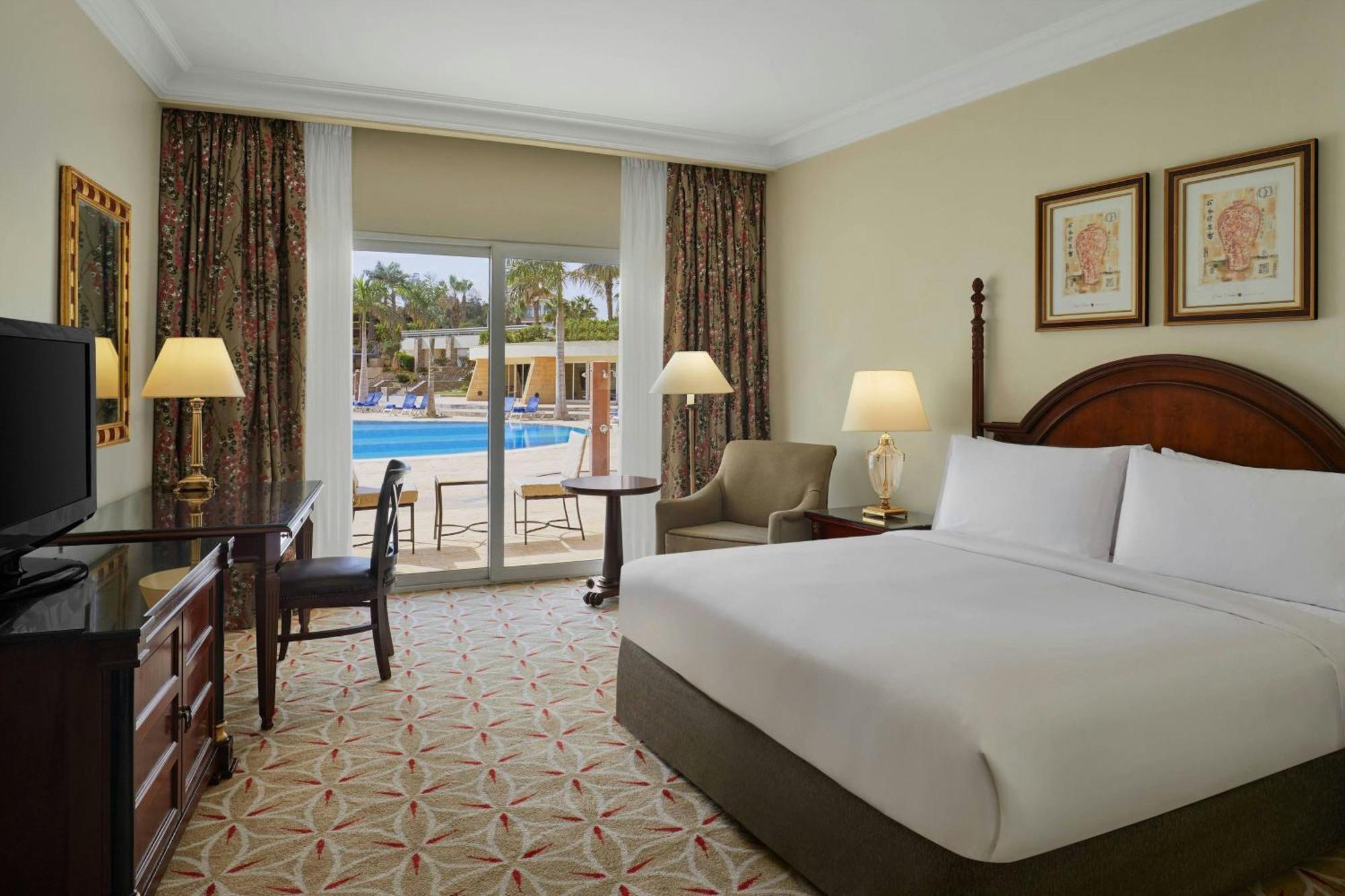 Pool Side King Deluxe Room Pool Access 1 bed