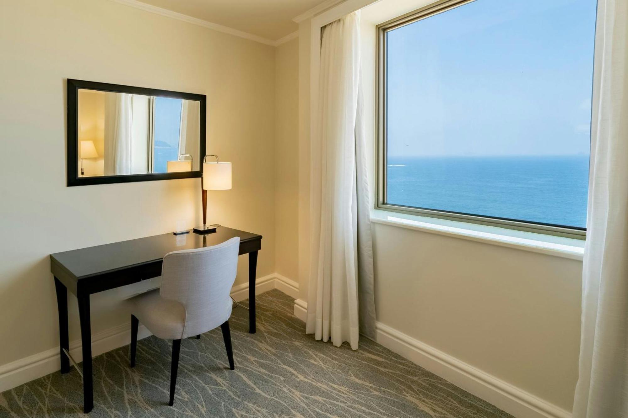 Executive lounge access, Guest room, 1 King, Ocean view