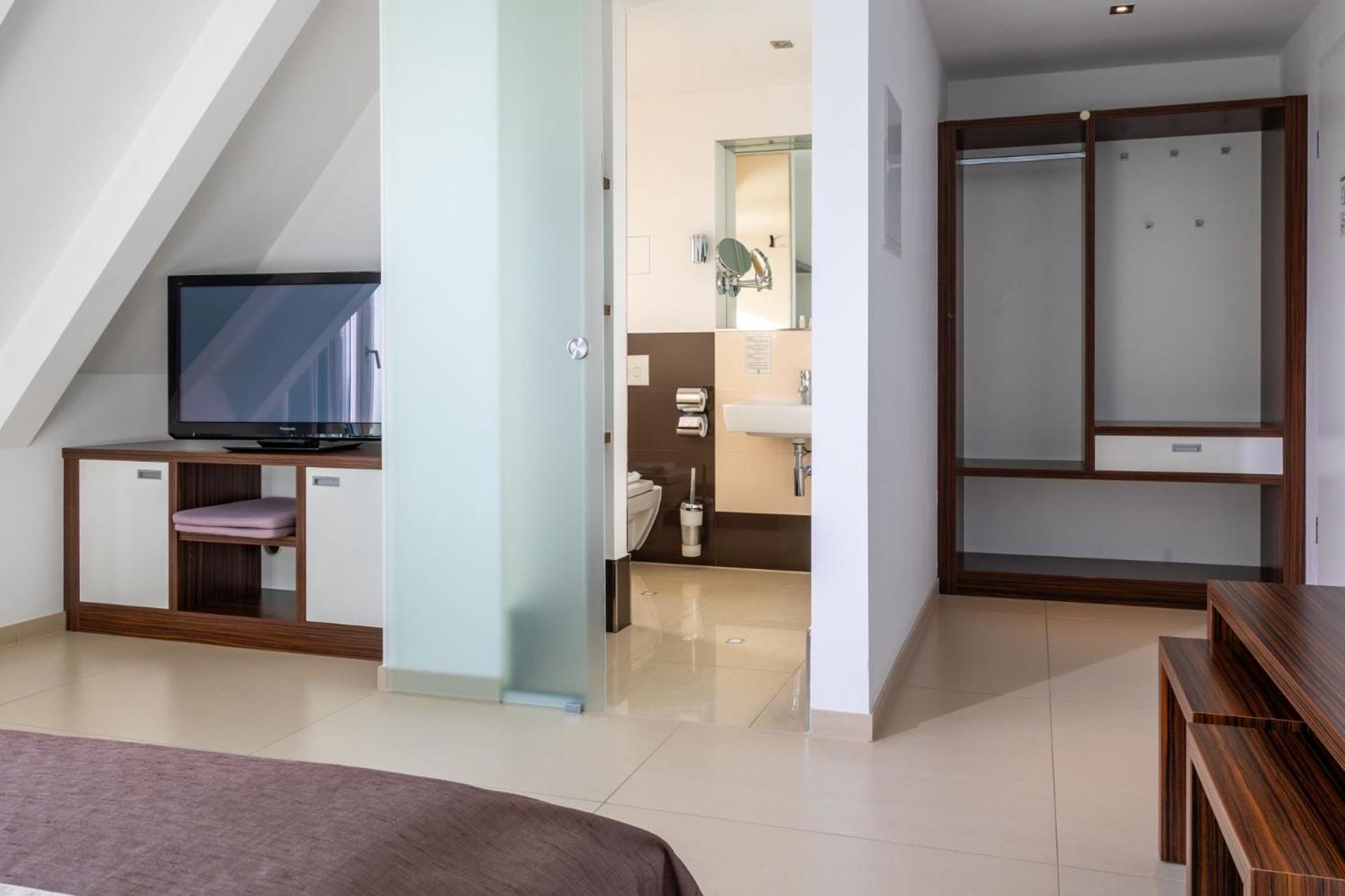 Double Room,1756448587:JPEG