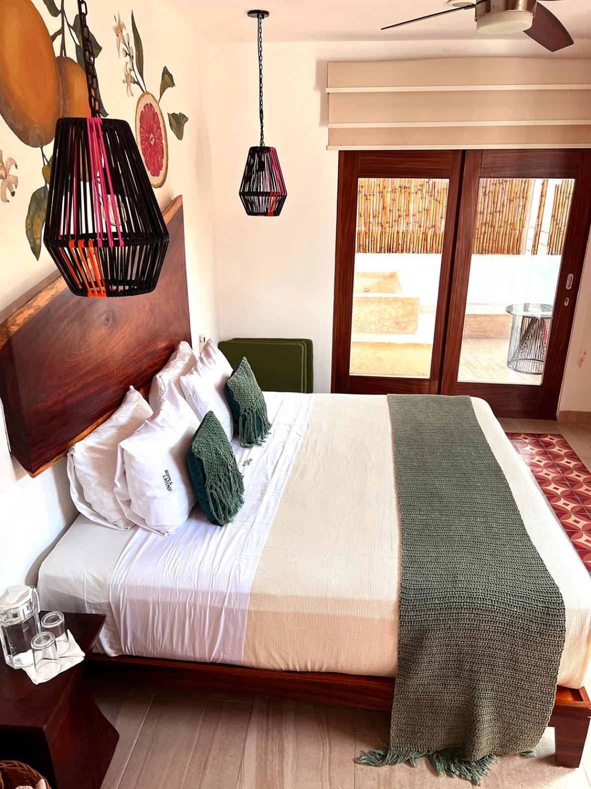 Suite con bañera de hidromasaje y cama grande