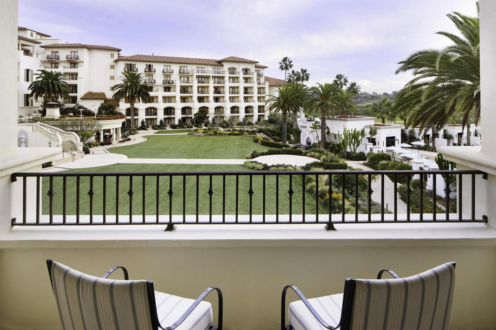 Deluxe King Studio With Resort View