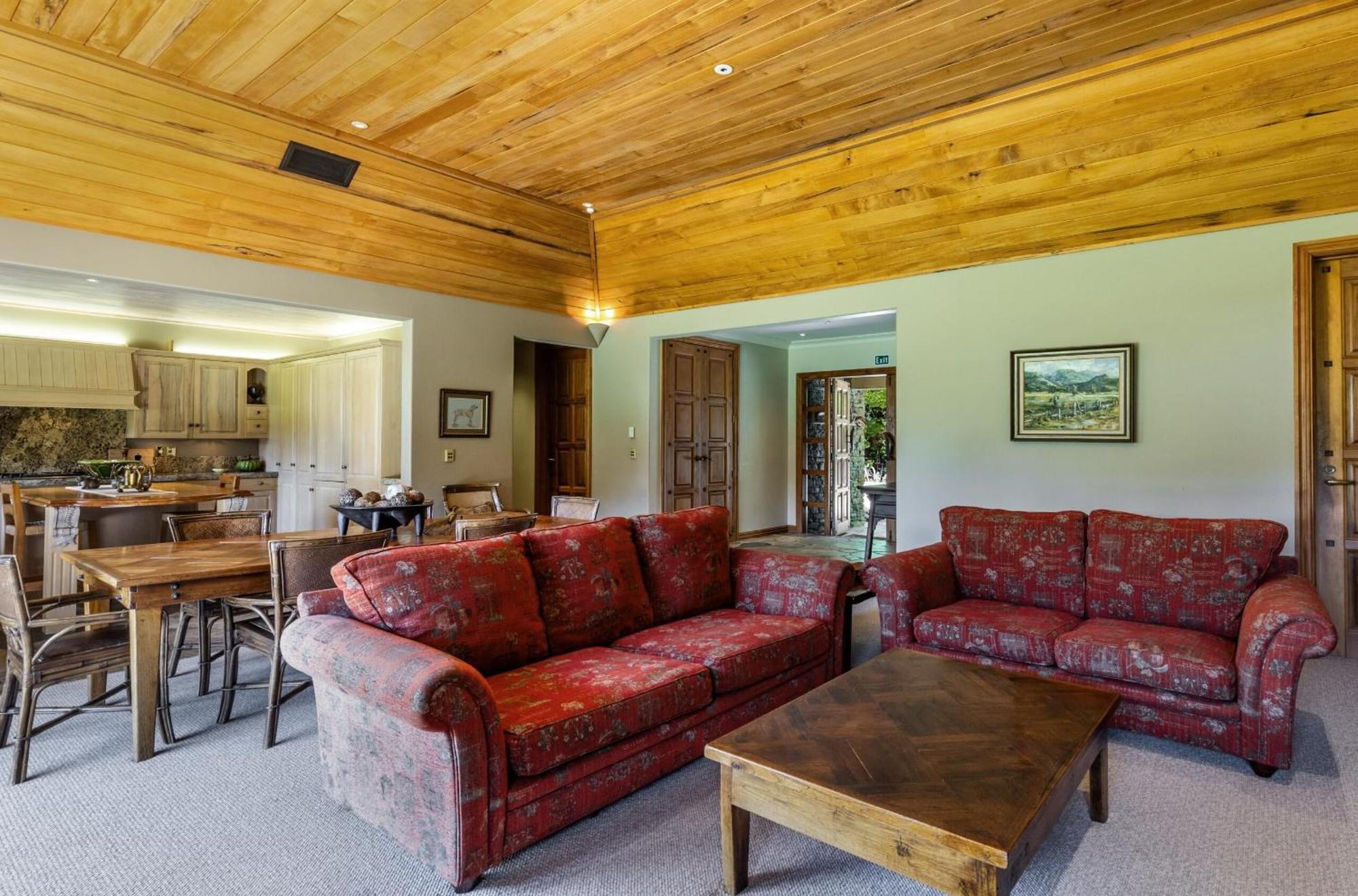 Deluxe King Suite