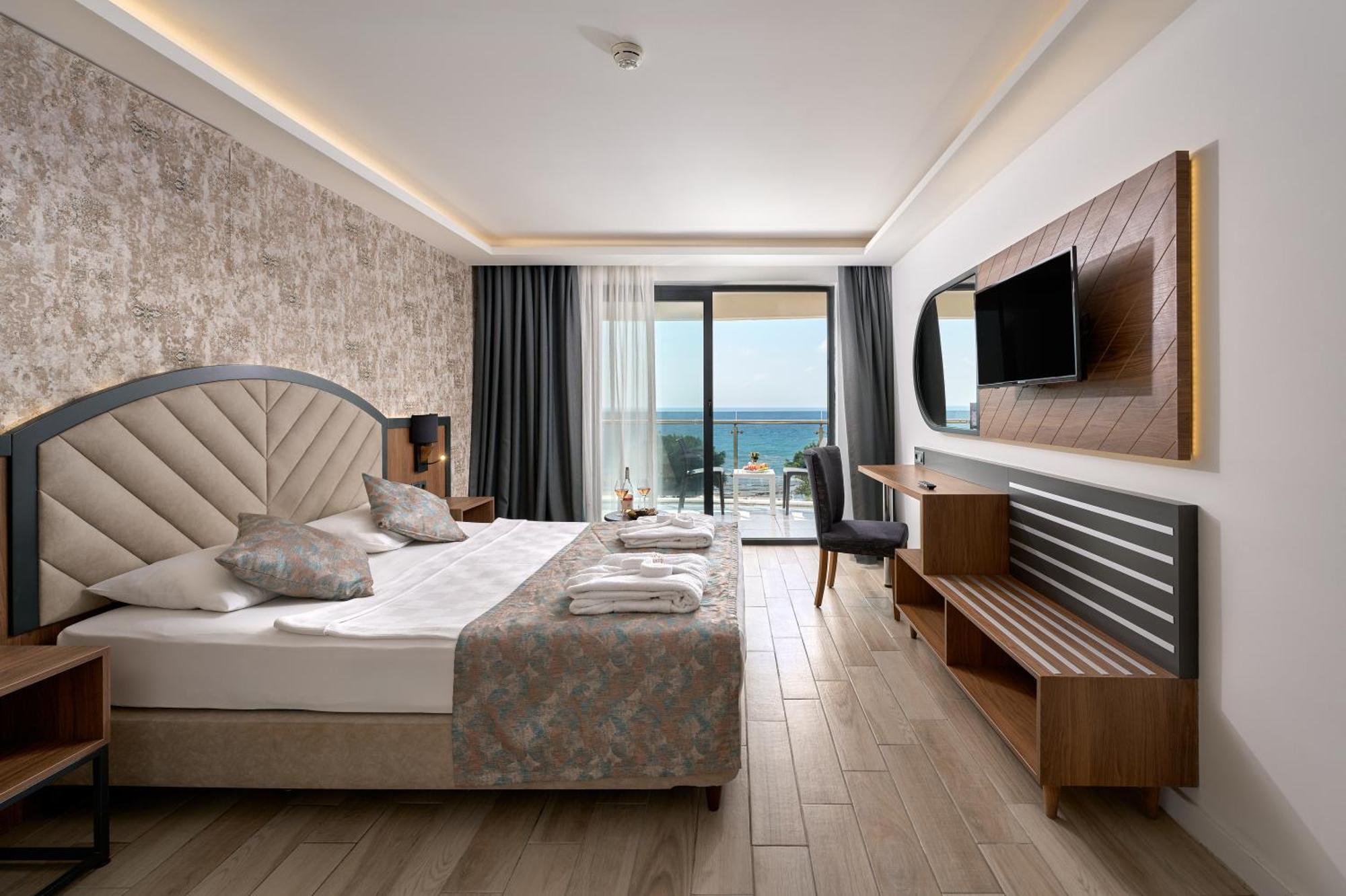 Tweepersoonskamer met Balkon en Uitzicht op Zee