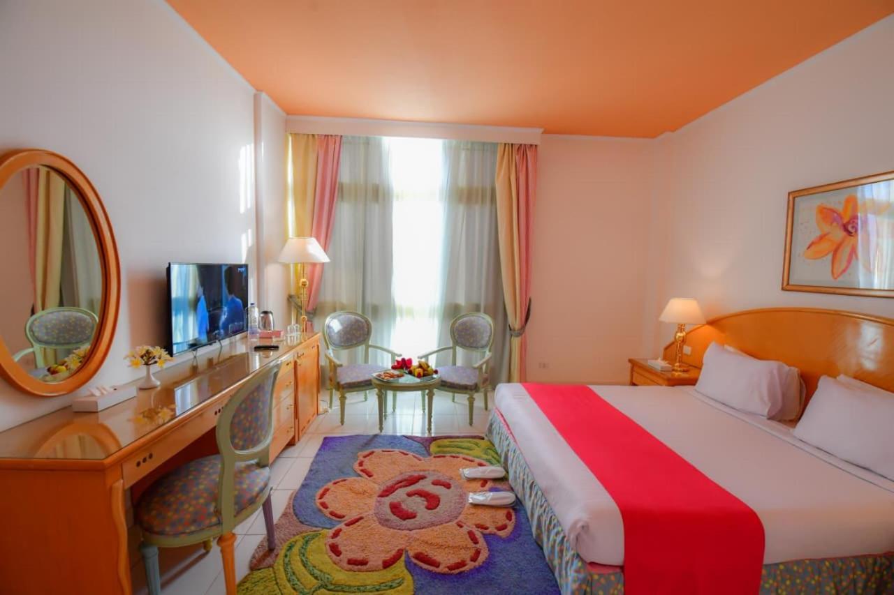 Doppel-/Zweibettzimmer mit Poolblick