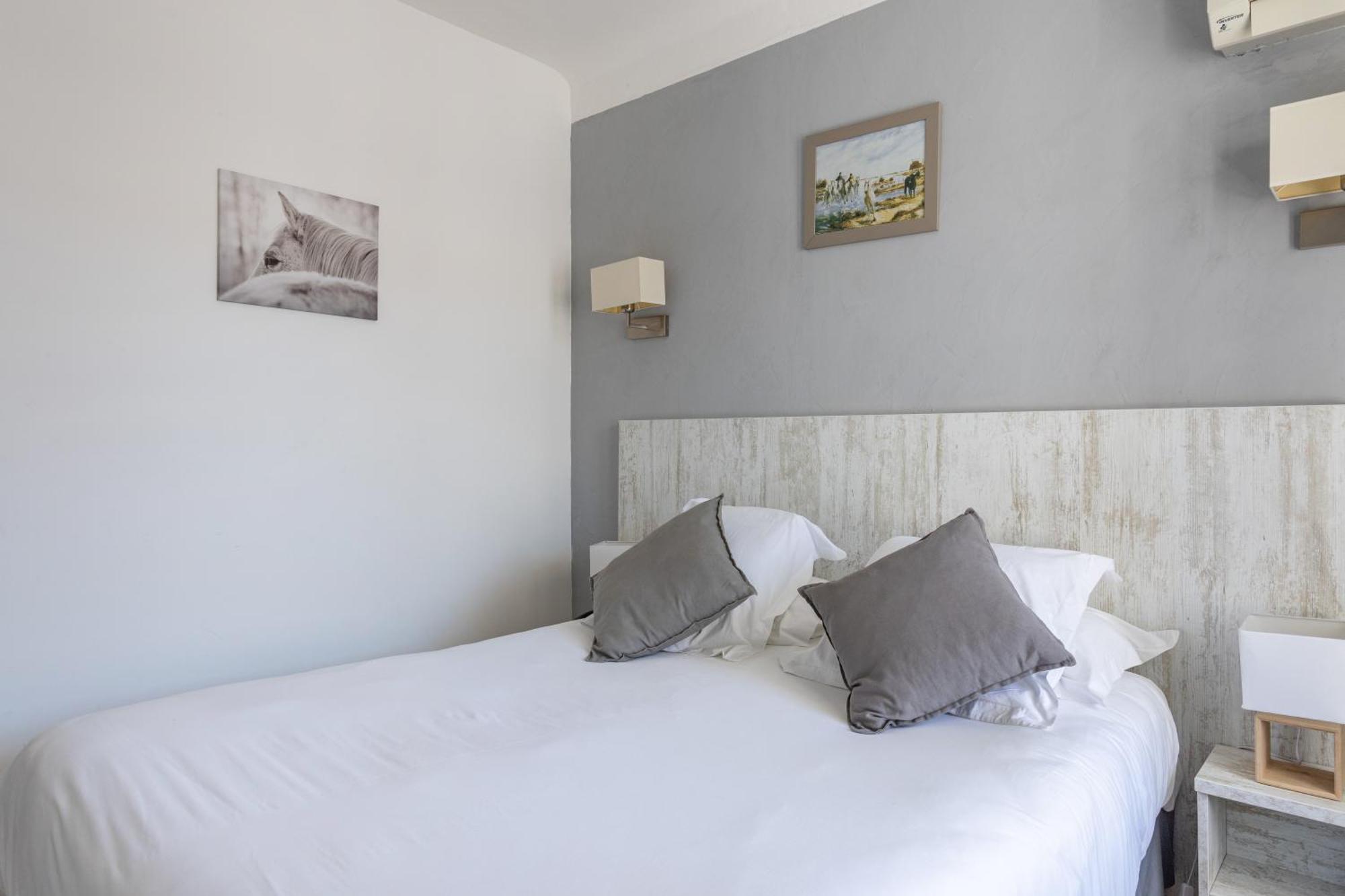 Habitación con cama grande y balcón