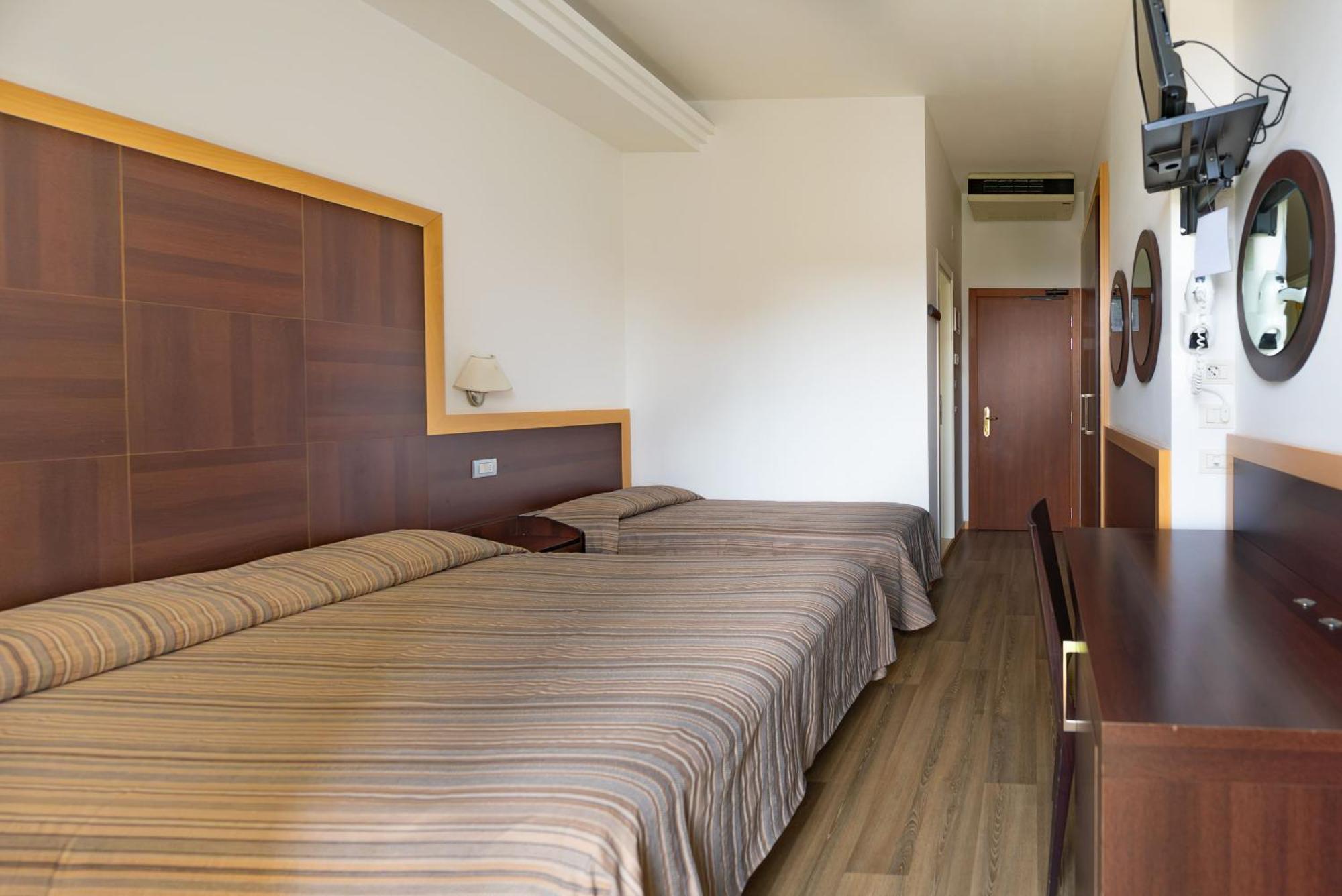 Vierbettzimmer mit Badewanne