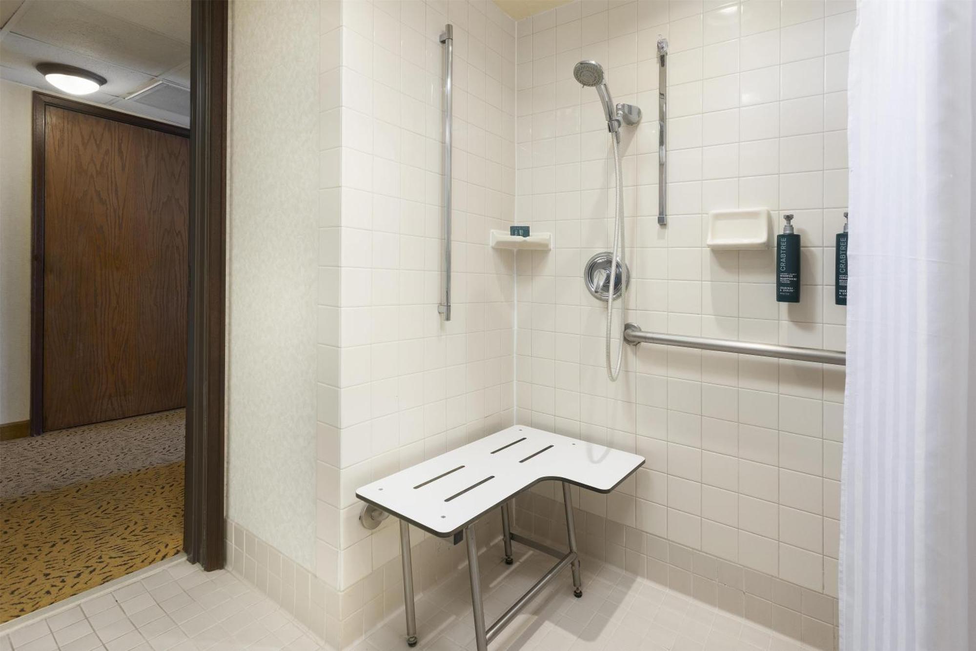 Habitación con ducha a ras de suelo adaptada para personas de movilidad reducida - 2 camas grandes
