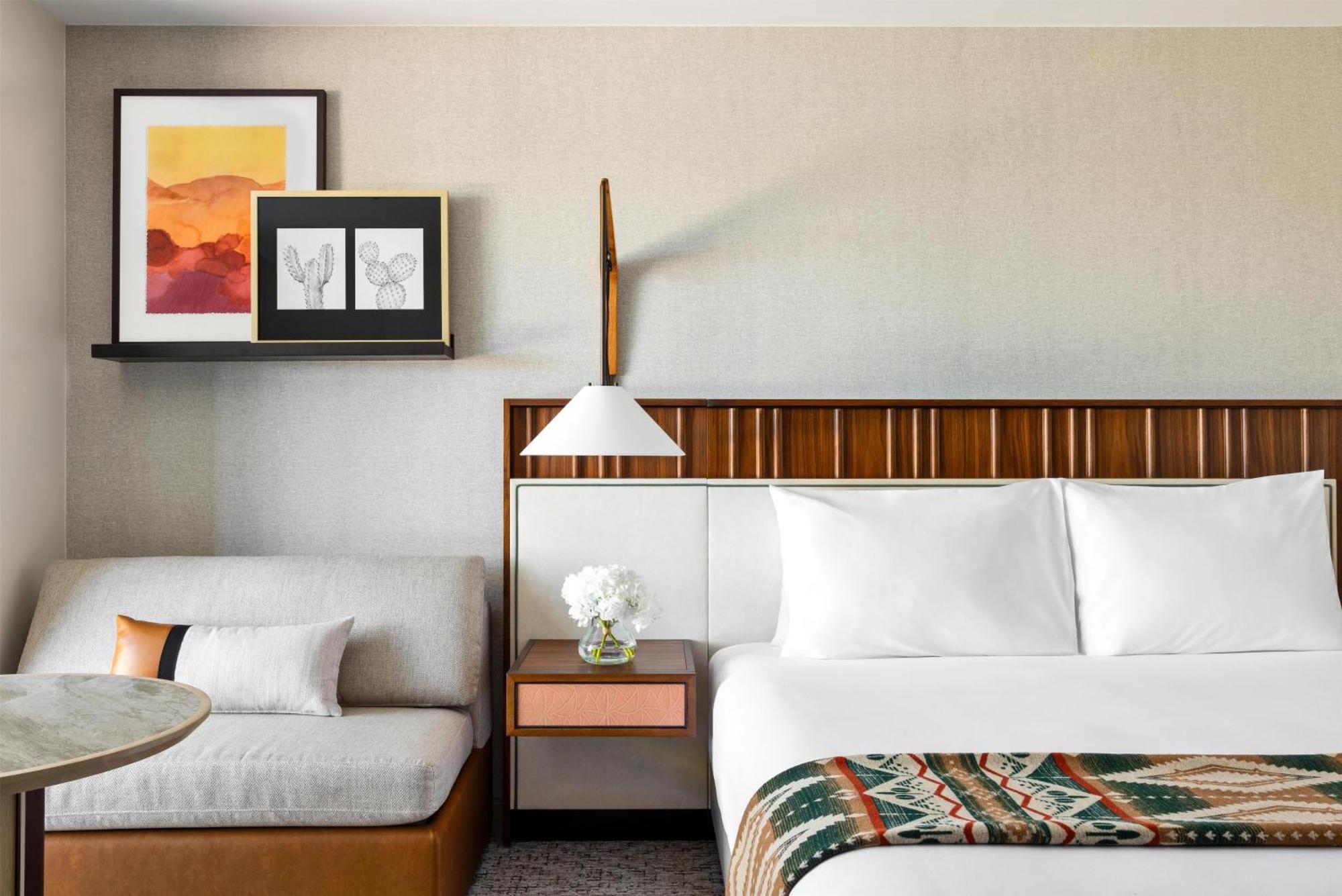 Zimmer mit Kingsize-Bett und Bergblick