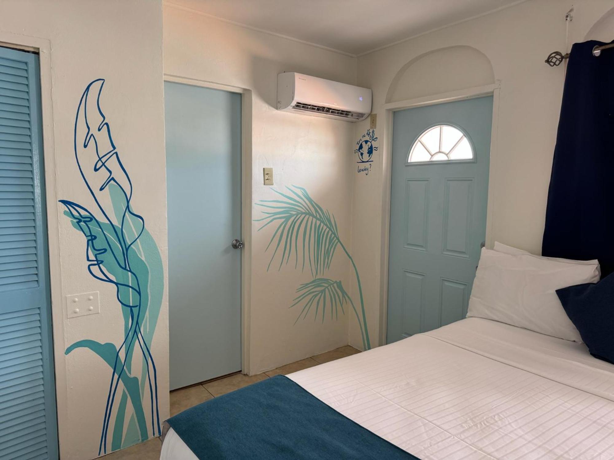Quadruple Signature Artist Room