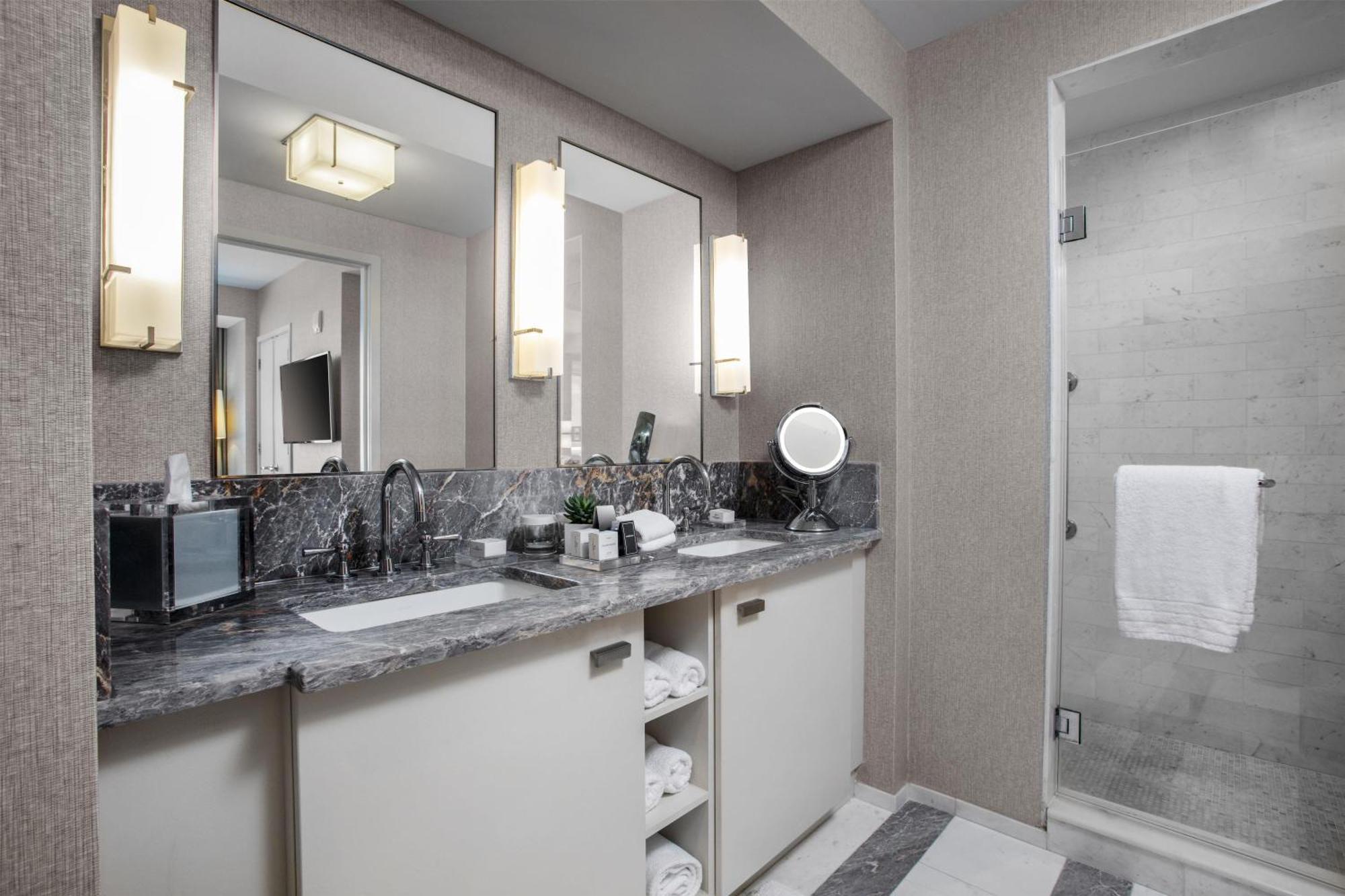 Suite Junior con vistas parciales al mar