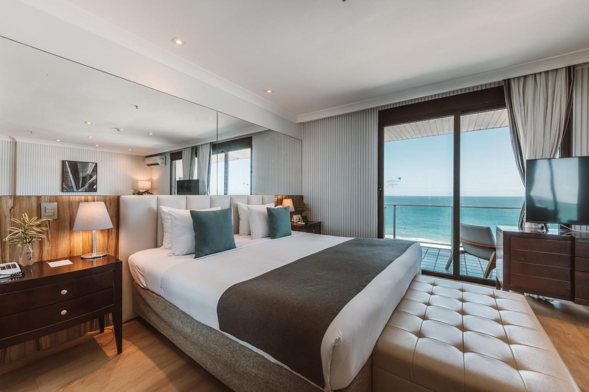 Suite met Kingsize Bed en Uitzicht op Zee