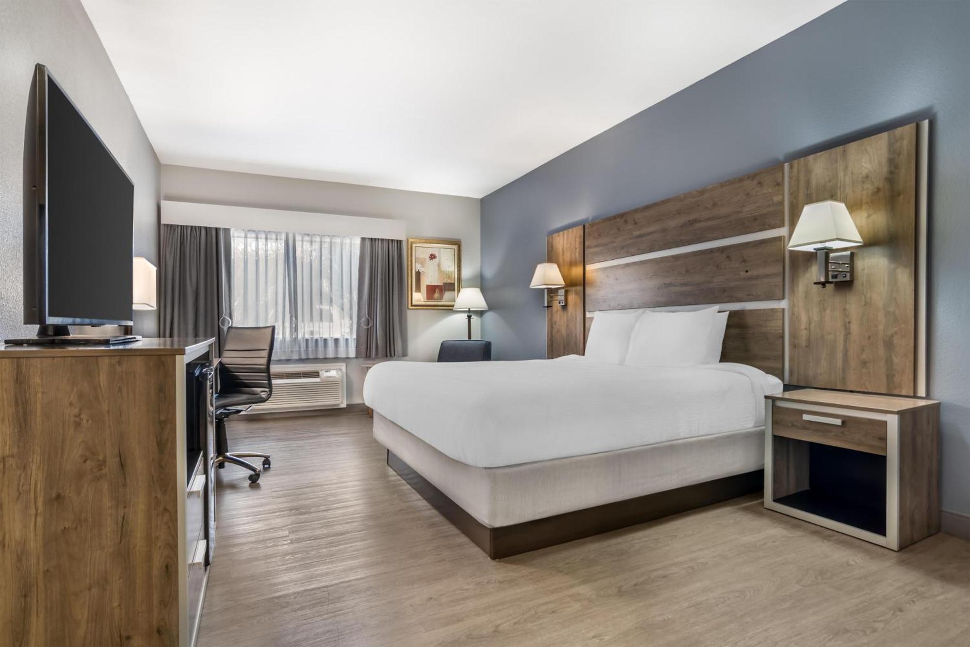 Kamer met Kingsize Bed en Ligbad Geschikt voor Gasten met een Lichamelijke Beperking