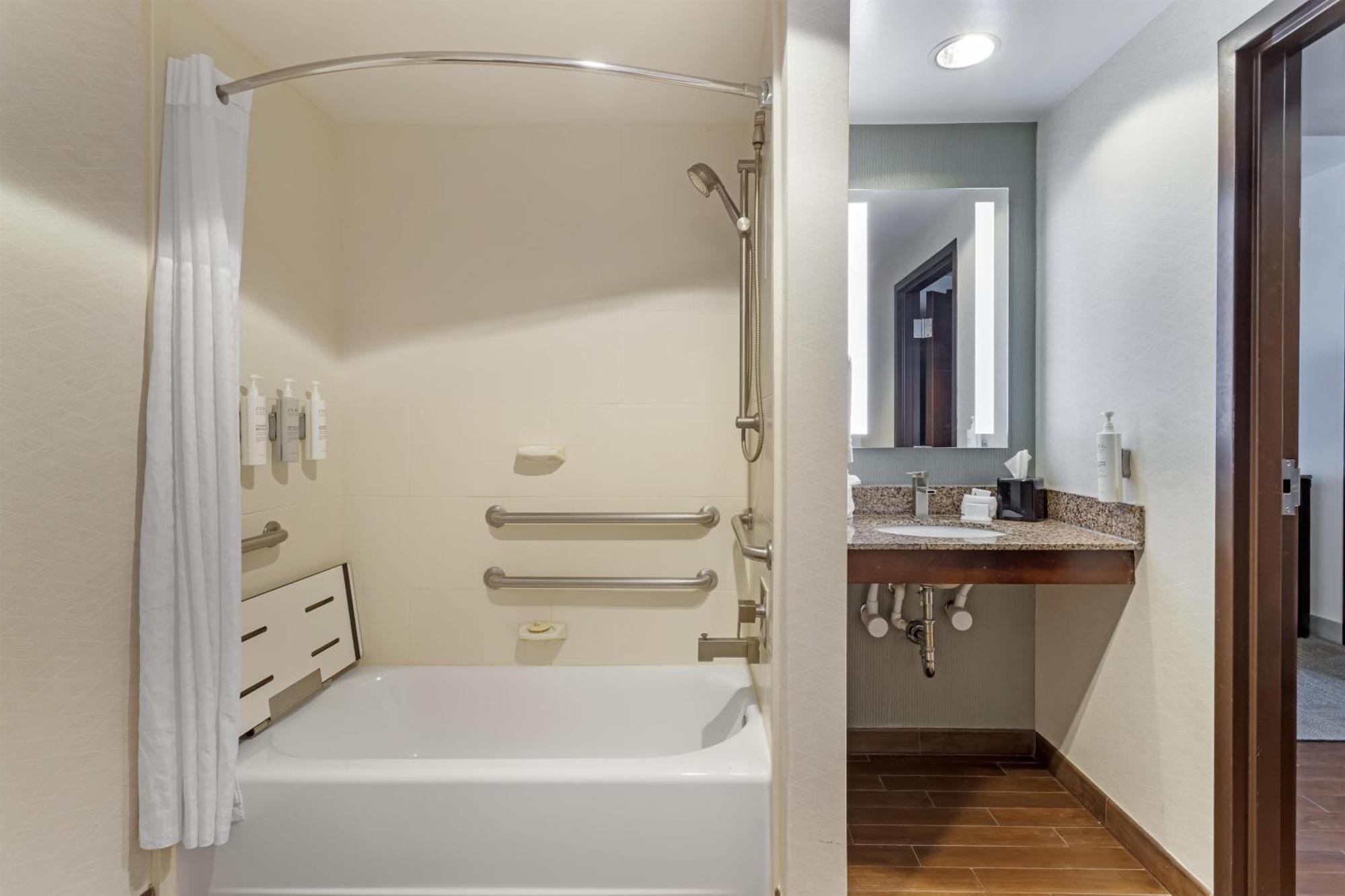 Habitación con cama extragrande y bañera accesible - Adaptada para personas con movilidad reducida