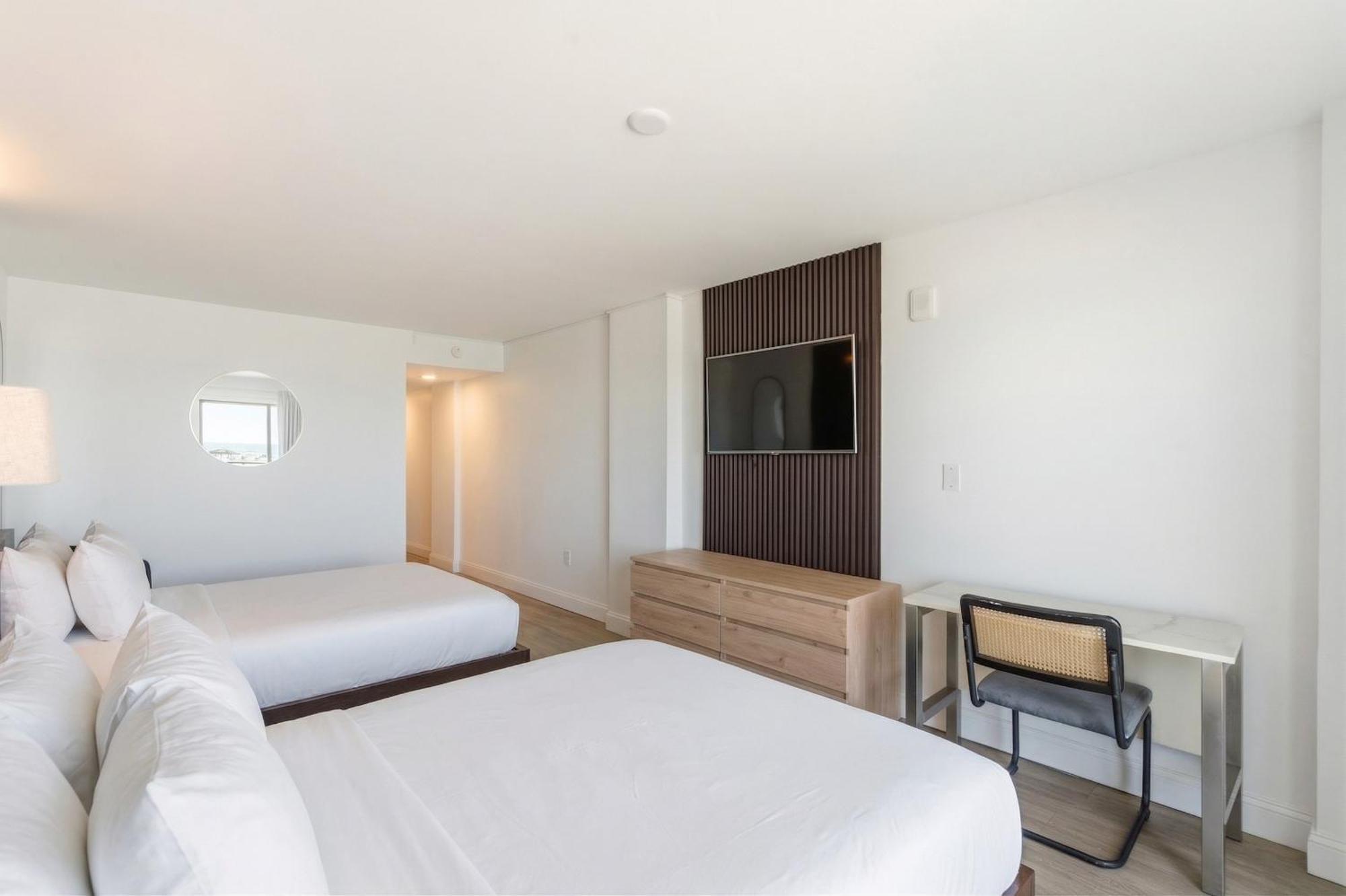 Deluxe Queen Suite