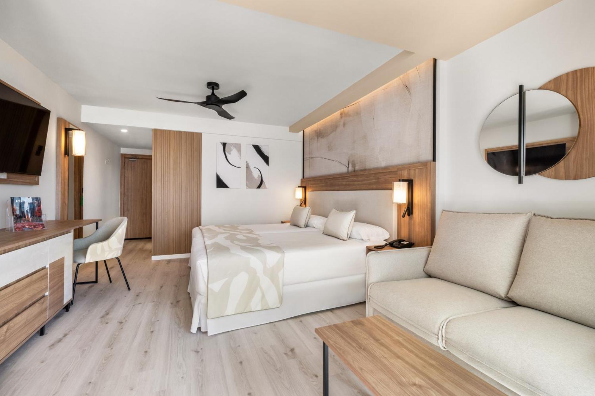 Habitación Doble con balcón y vistas laterales al mar