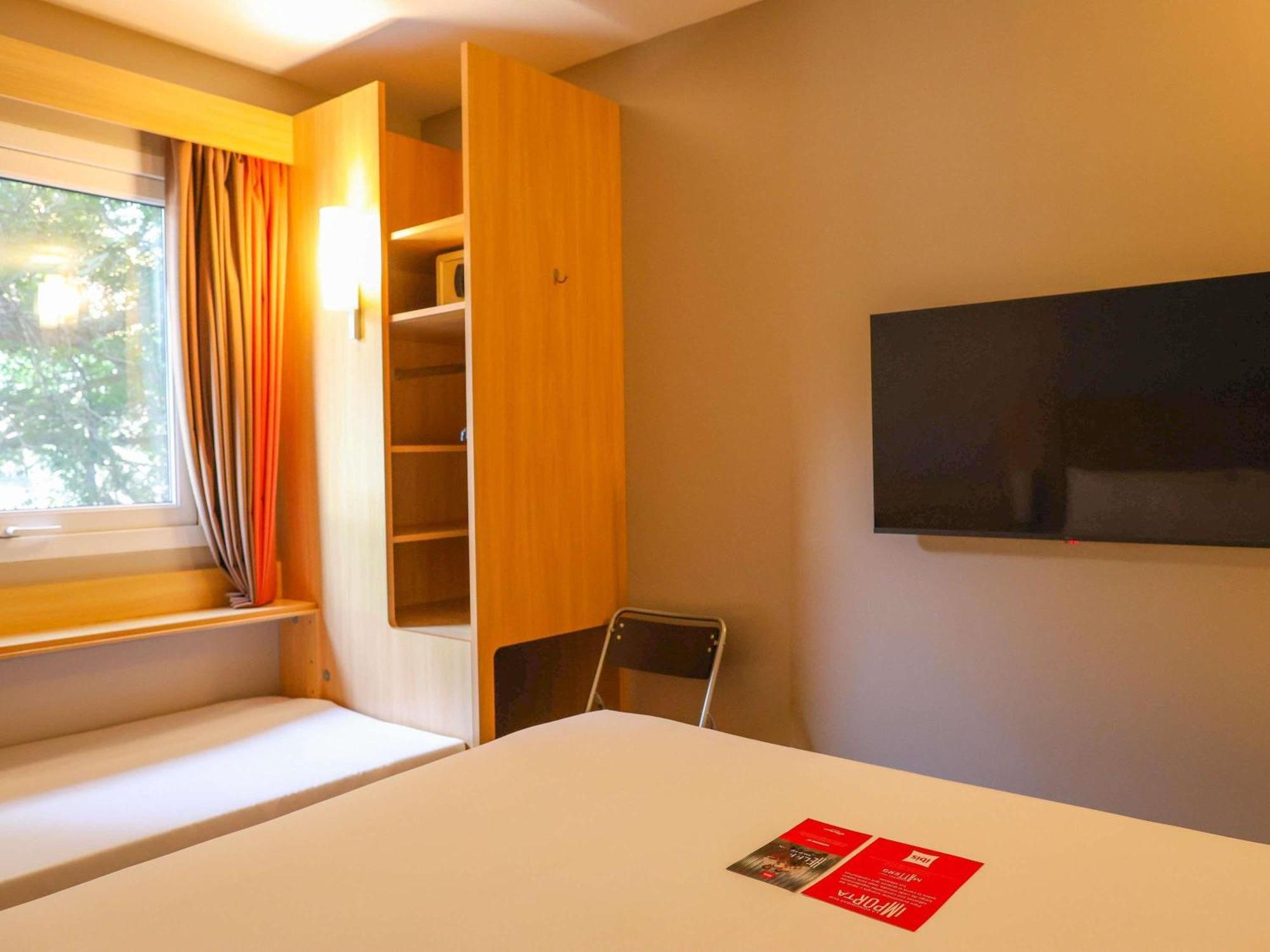 Standaard Kamer met 1 Tweepersoonsbed en 1 Eenpersoonsbed