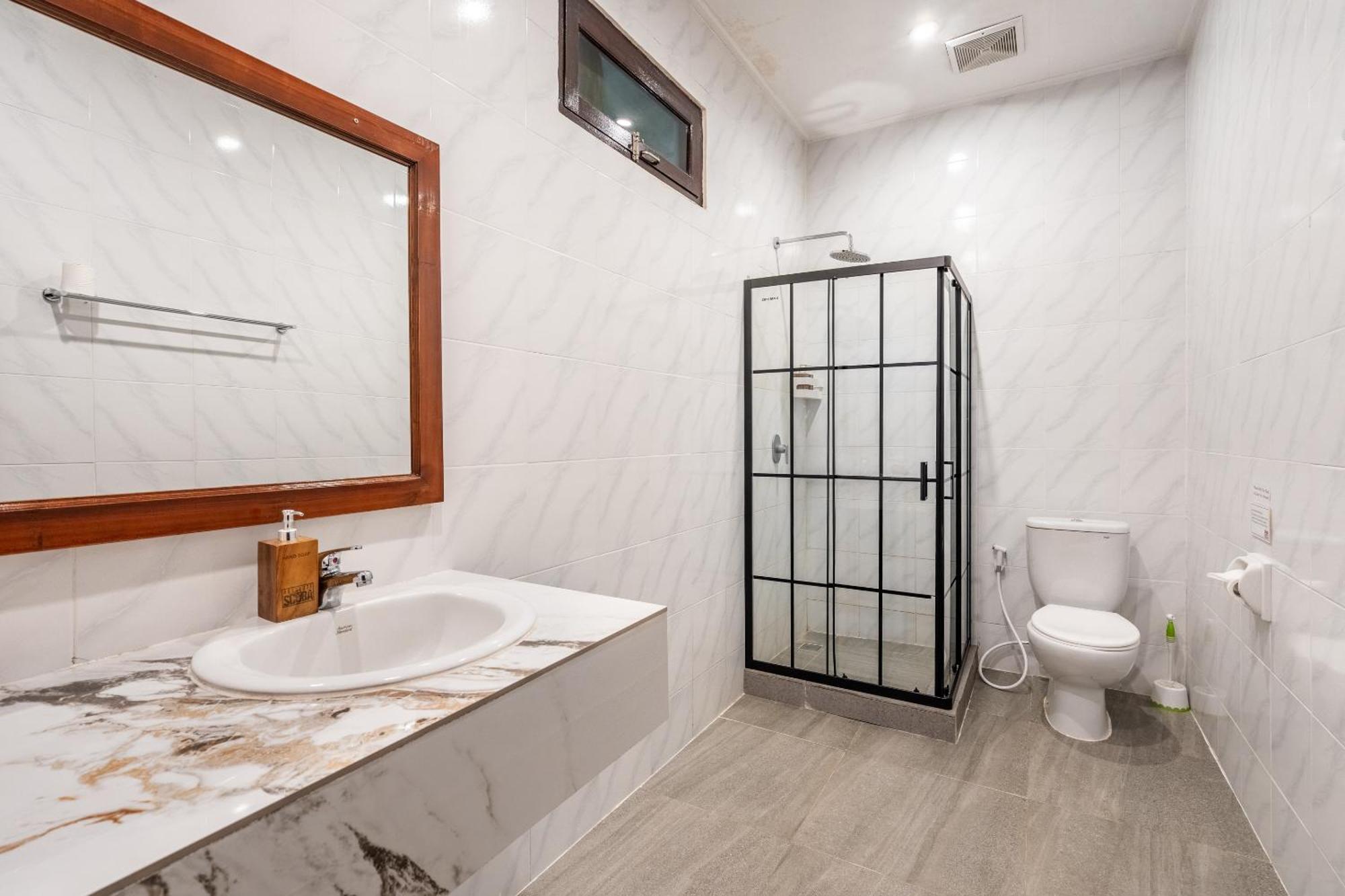 Deluxe Dreibettzimmer mit eigenem Balkon und teilweisem Meerblick