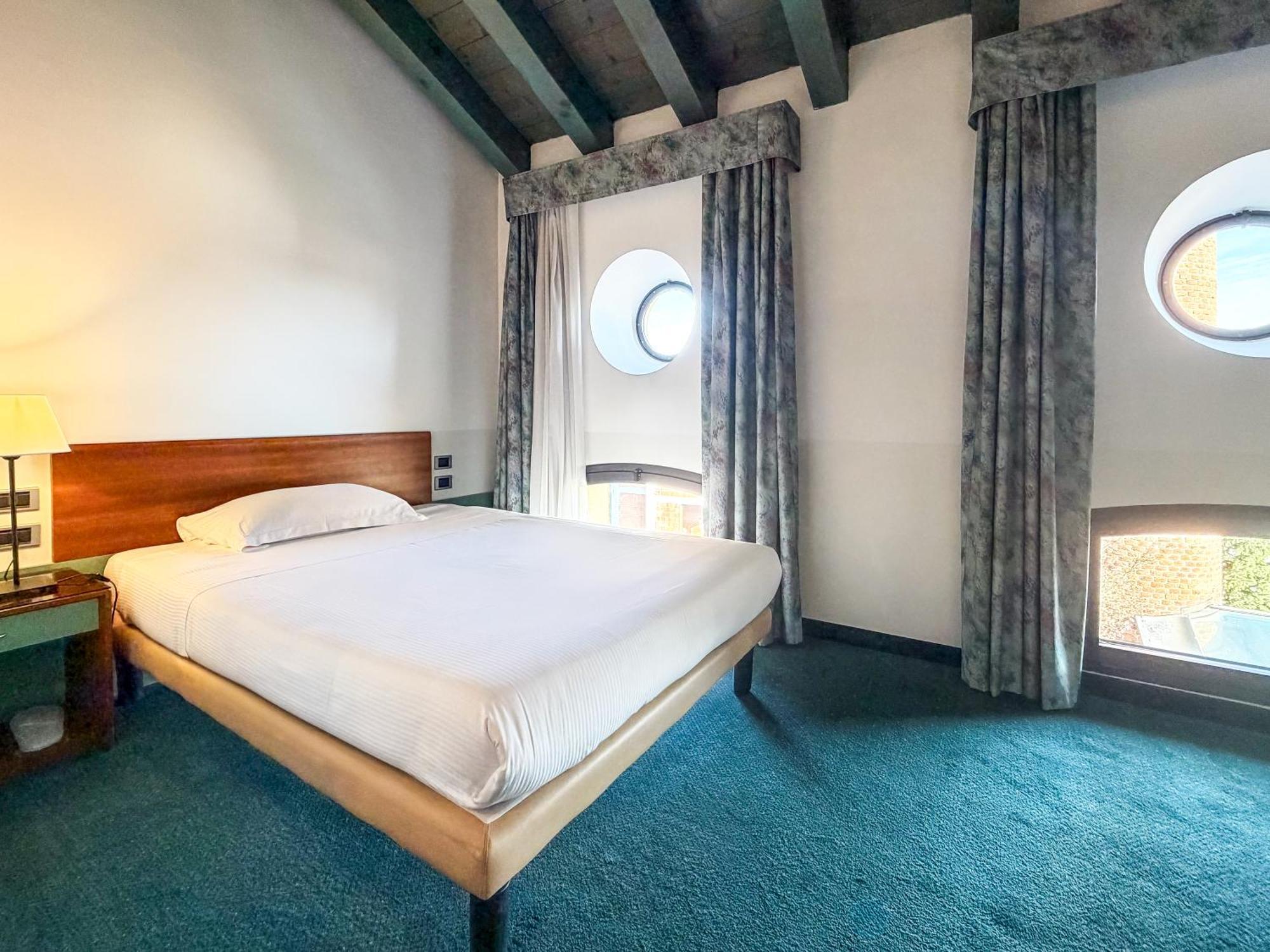 Habitación con cama grande