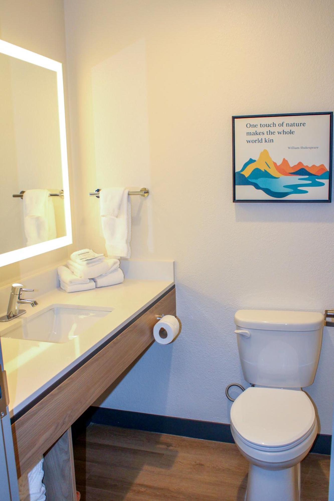 King Room with Tub - Disability Access/Non Smoking/Pet Friendly