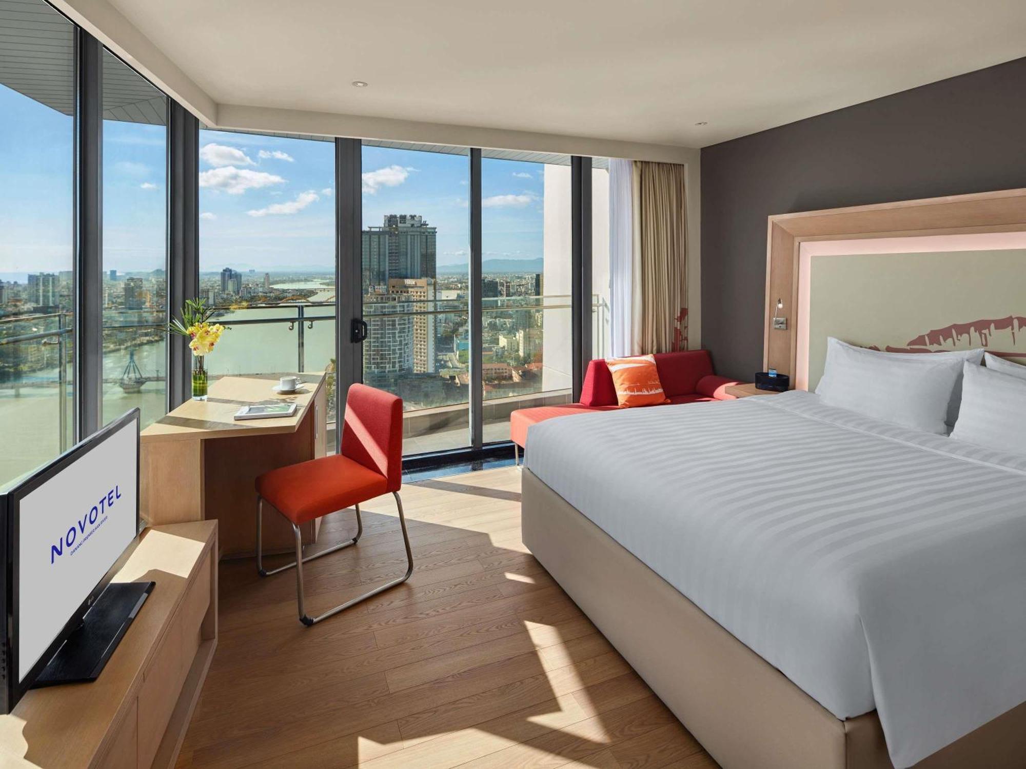 Corner King Room with Balcony and Panoramic River View - Lounge Access