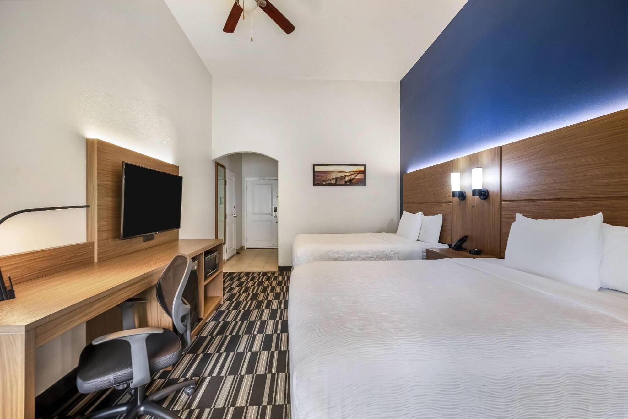 Queen Room with Two Queen Beds and Bath Tub - Mobility/Hearing Access - Non-Smoking