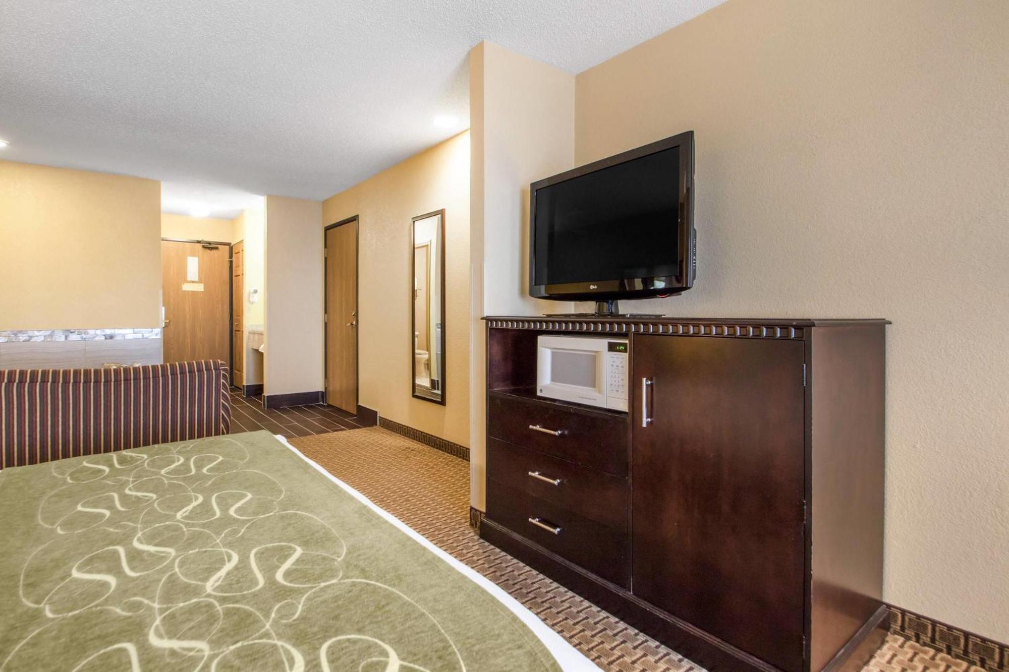 Queen Suite with Hot Tub and  Sofa Bed - Non-Smoking